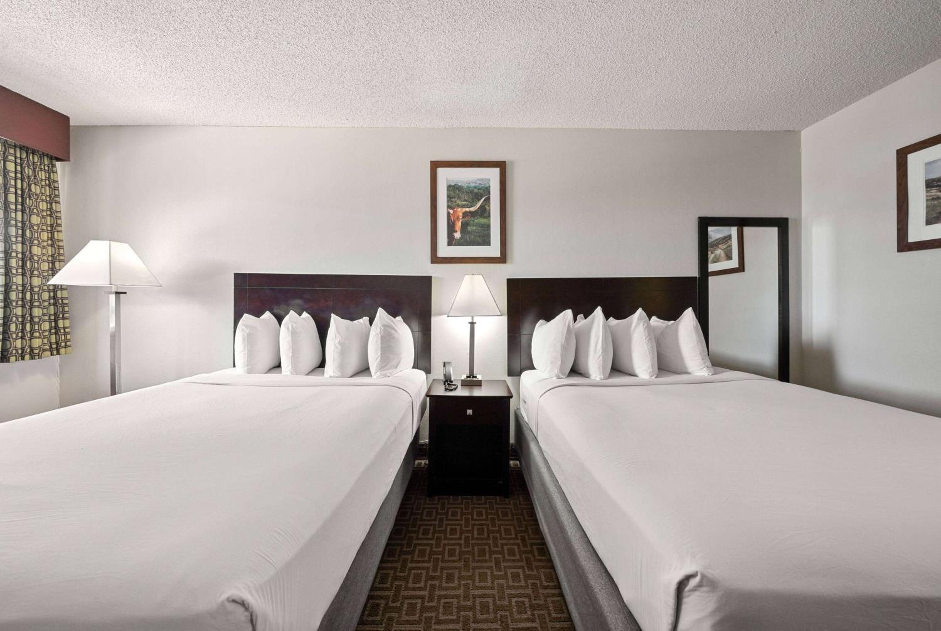 Queen Room with Two Queen Beds and Roll-in Shower - Mobility Accessible/Non-Smoking - Photo 3