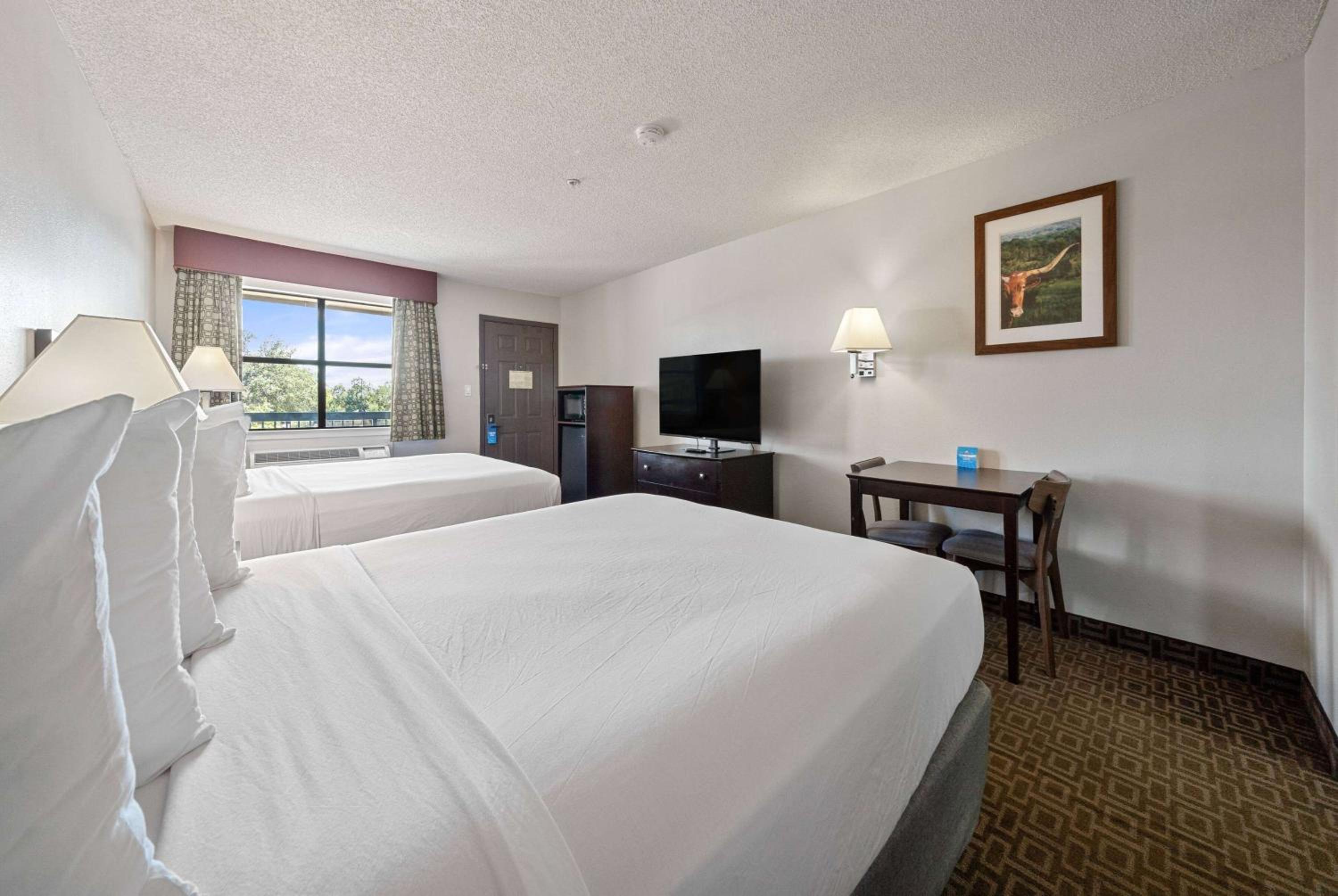 Queen Room with Two Queen Beds and Roll-in Shower - Mobility Accessible/Non-Smoking - Photo 4