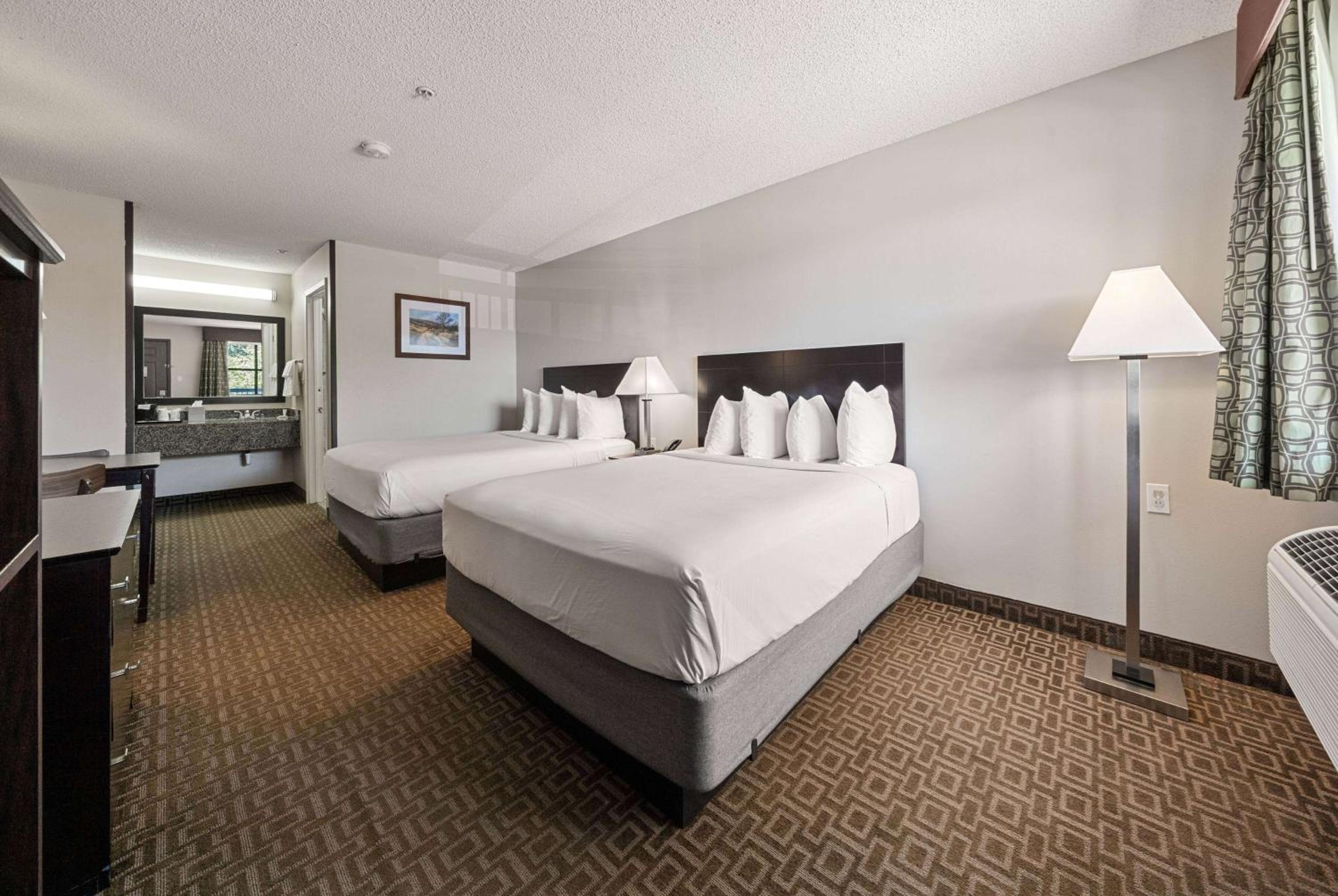 Queen Room with Two Queen Beds and Roll-in Shower - Mobility Accessible/Non-Smoking - Photo 5