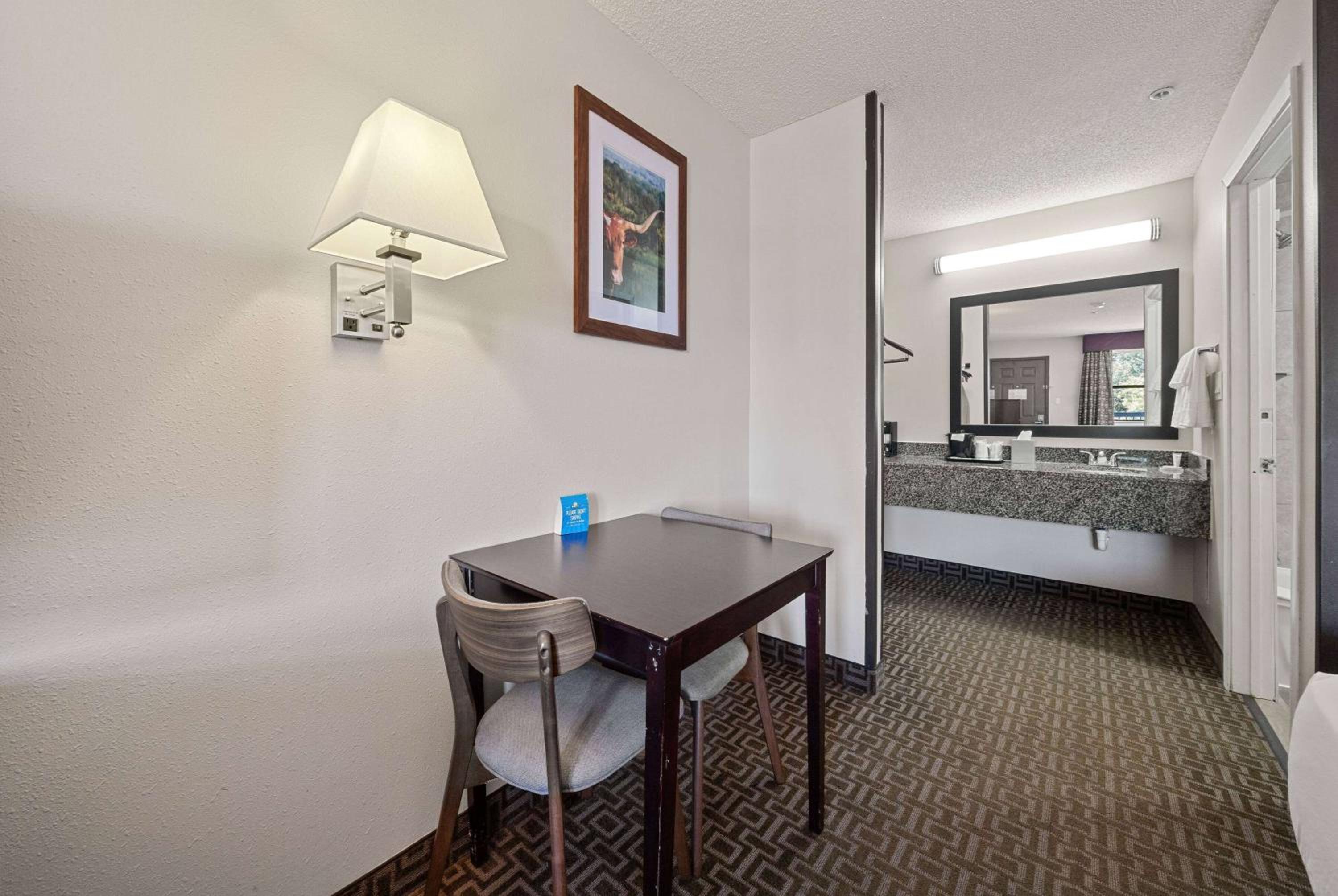 Queen Room with Two Queen Beds and Roll-in Shower - Mobility Accessible/Non-Smoking - Photo 6