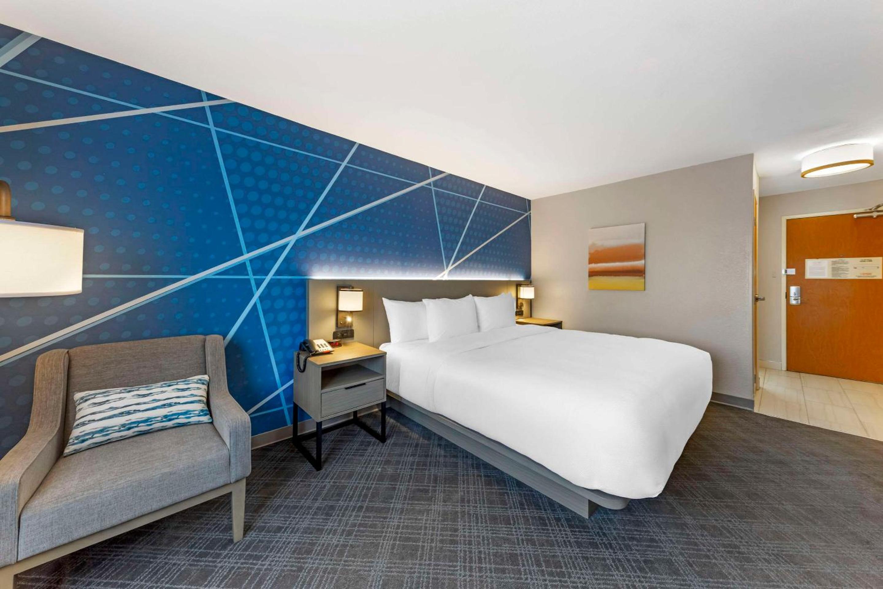 King Room - Accessible/Non-Smoking - Photo 5