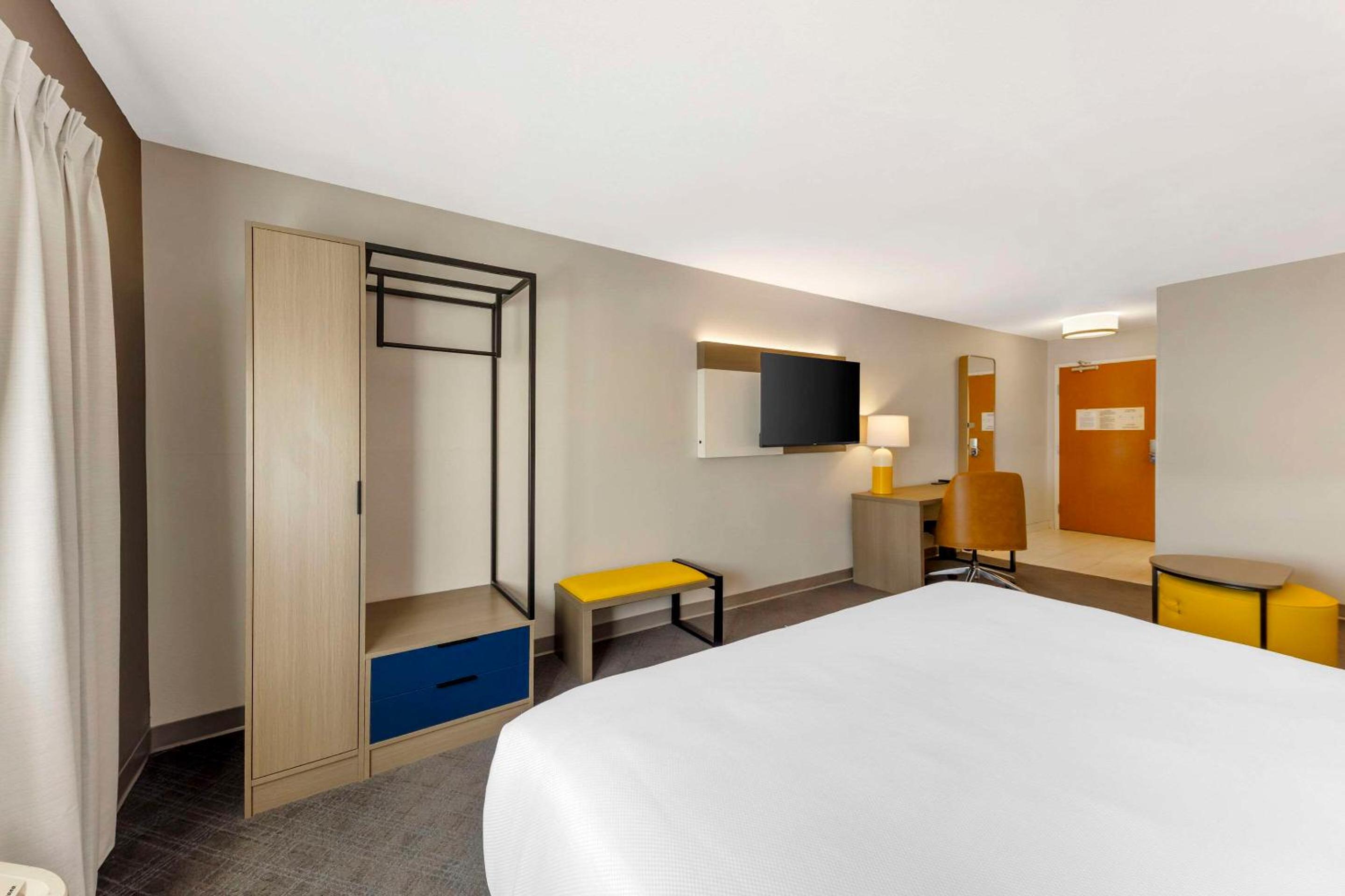 King Room - Accessible/Non-Smoking - Photo 9