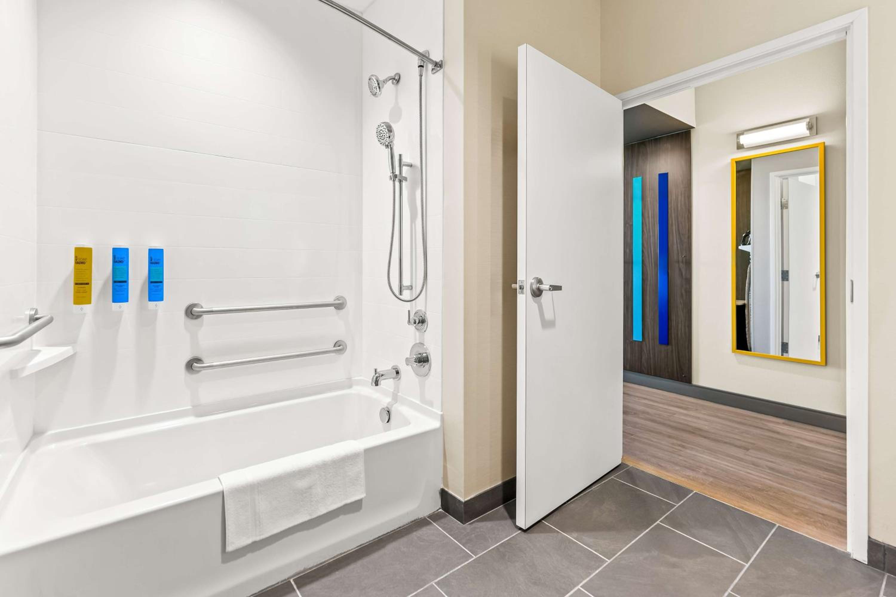 King Room with Bath Tub - Mobility Access photo 1