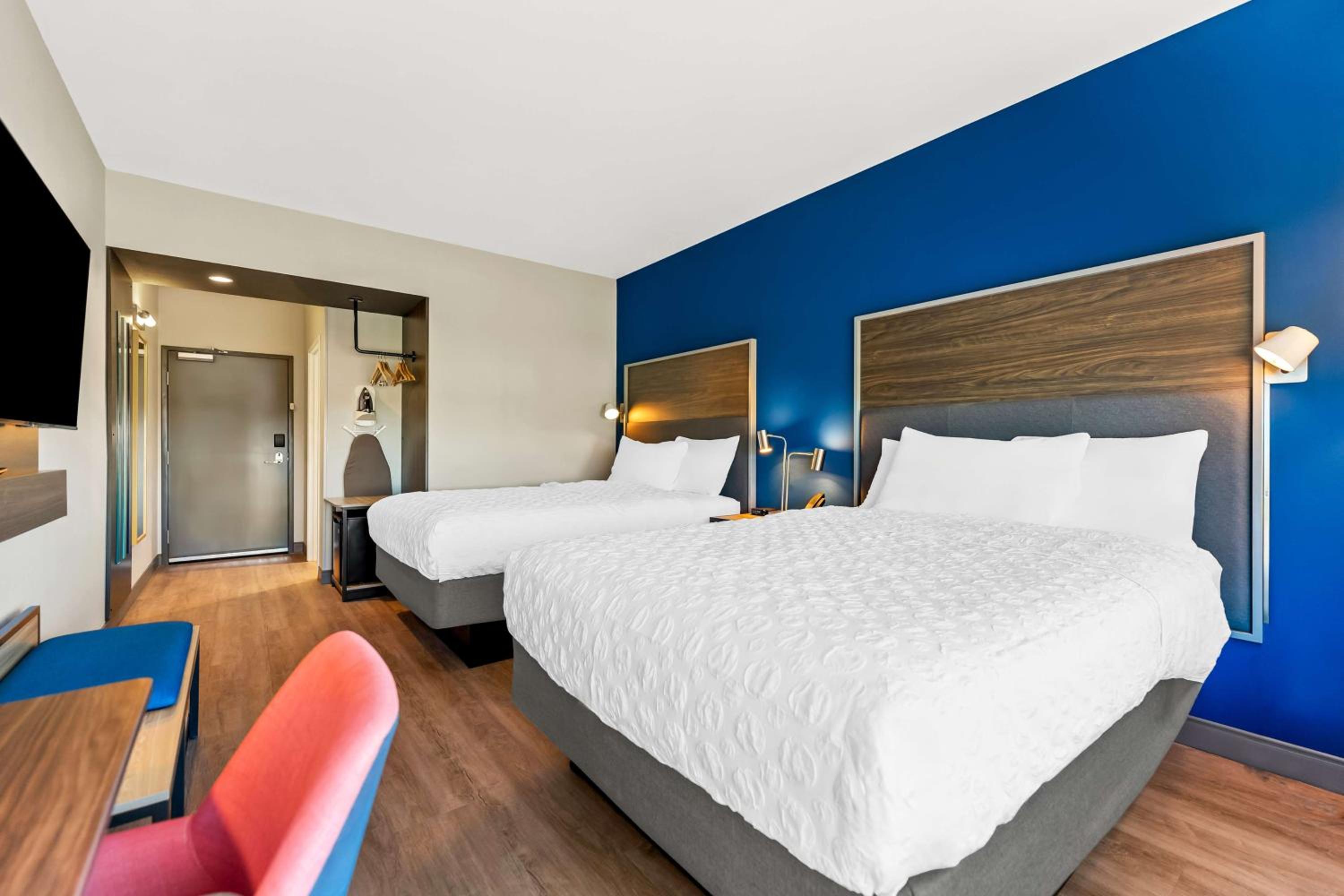 Queen Room with Two Queen Beds and Walk-In Shower photo 2