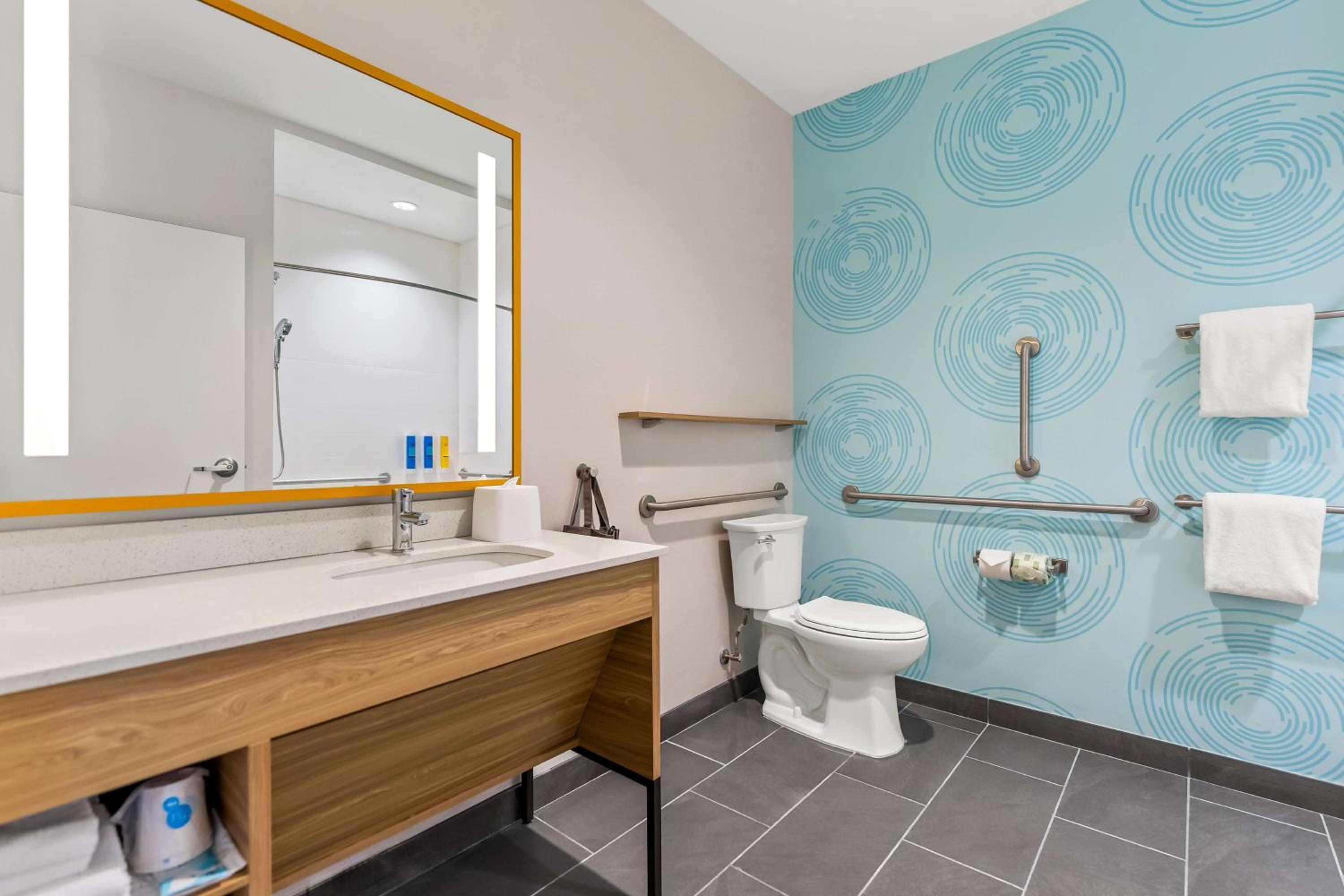 King Room with Bath Tub - Mobility Access photo 2