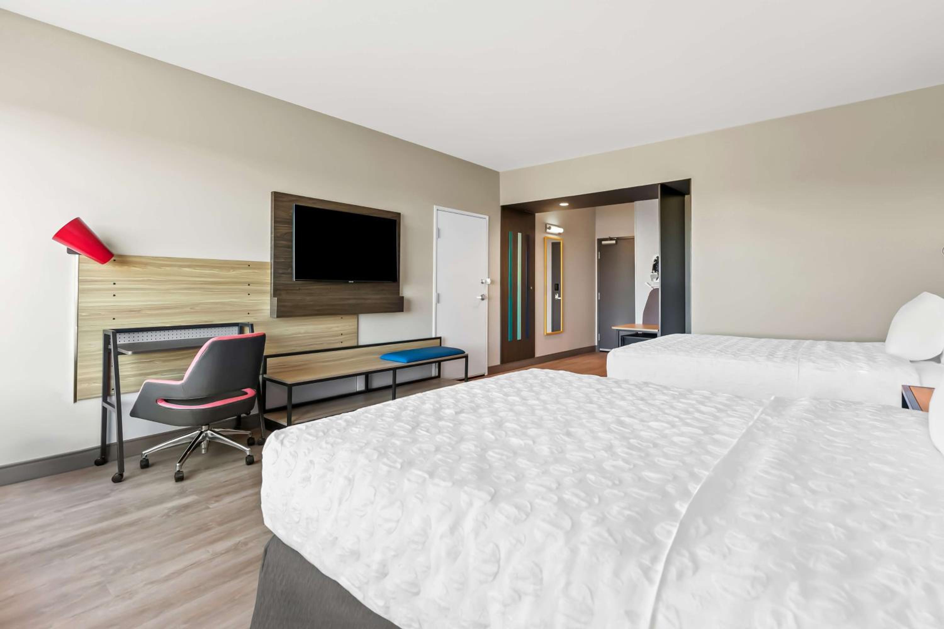 Queen Room with Two Queen Beds - Hearing Access photo 3