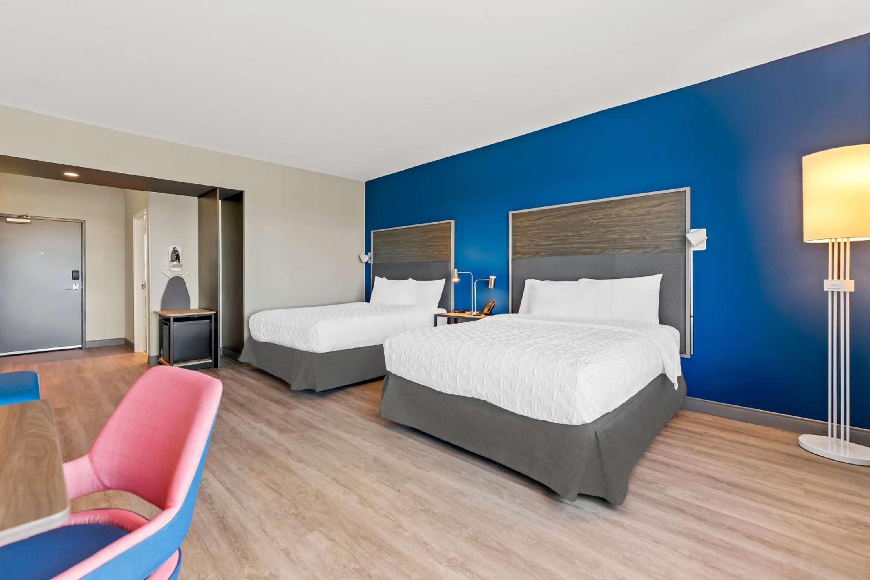 Queen Room with Two Queen Beds - Hearing Access photo 2
