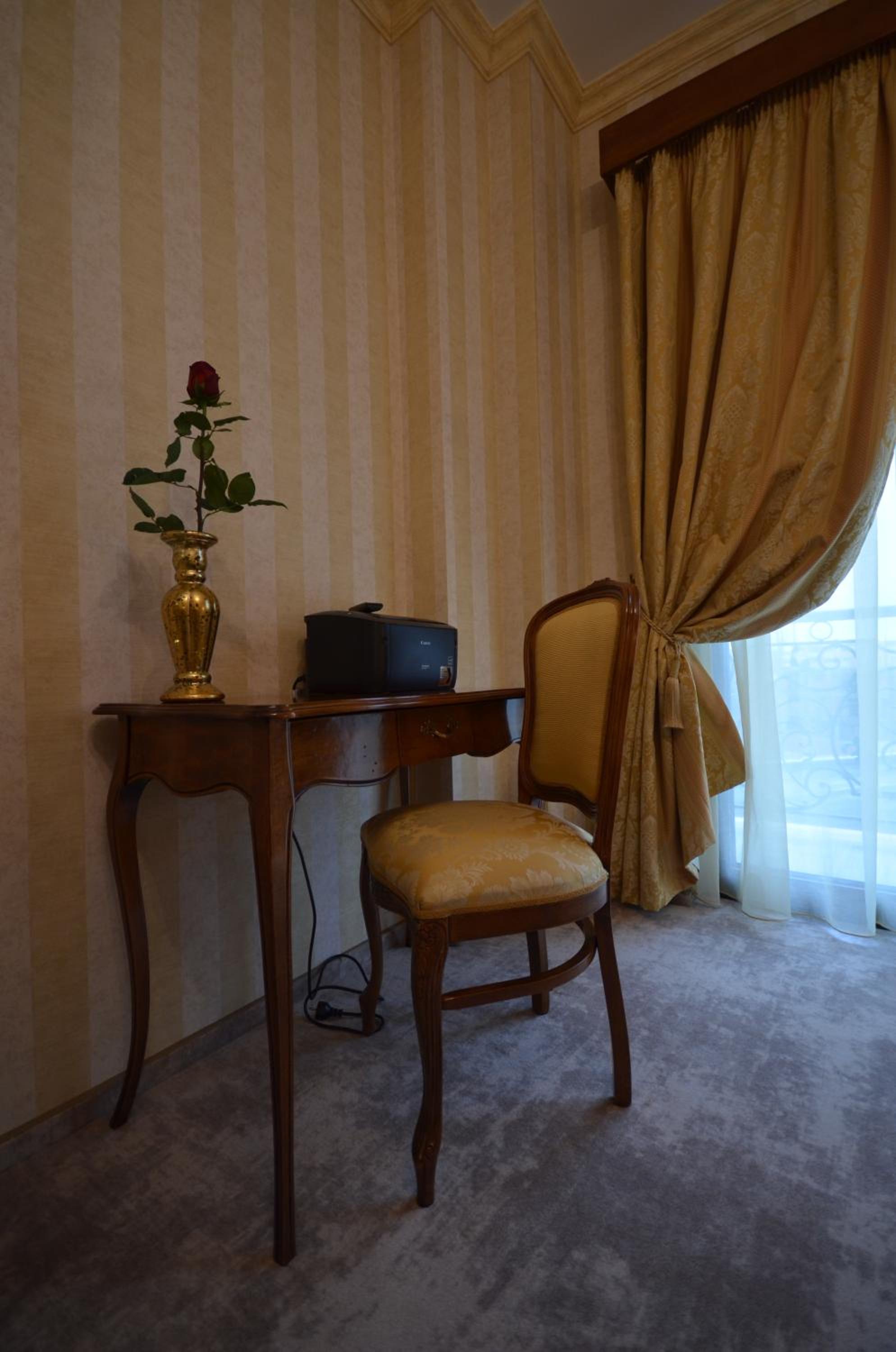 Double Room with Balcony - Photo 4
