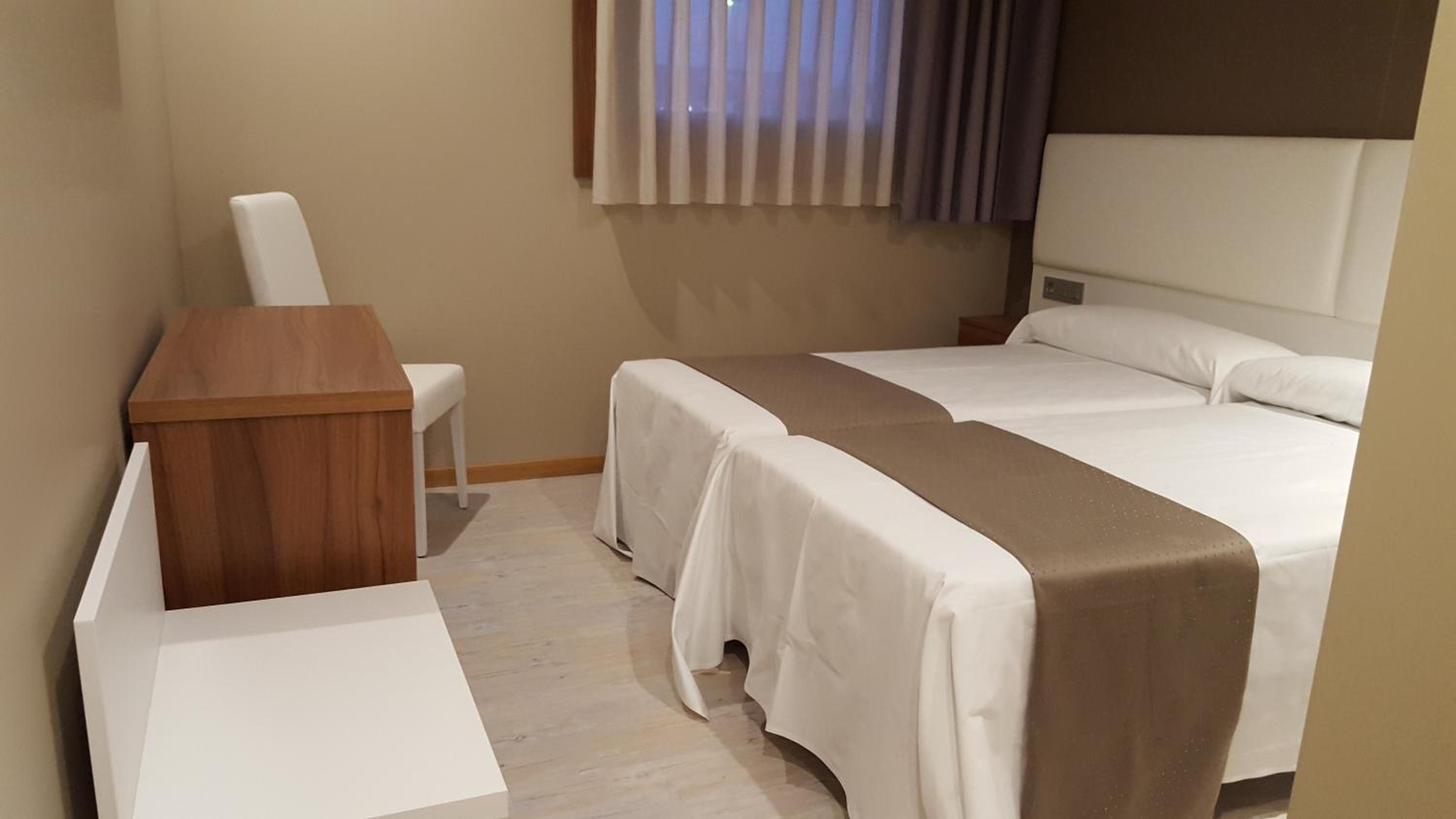 Twin Room - Photo 5