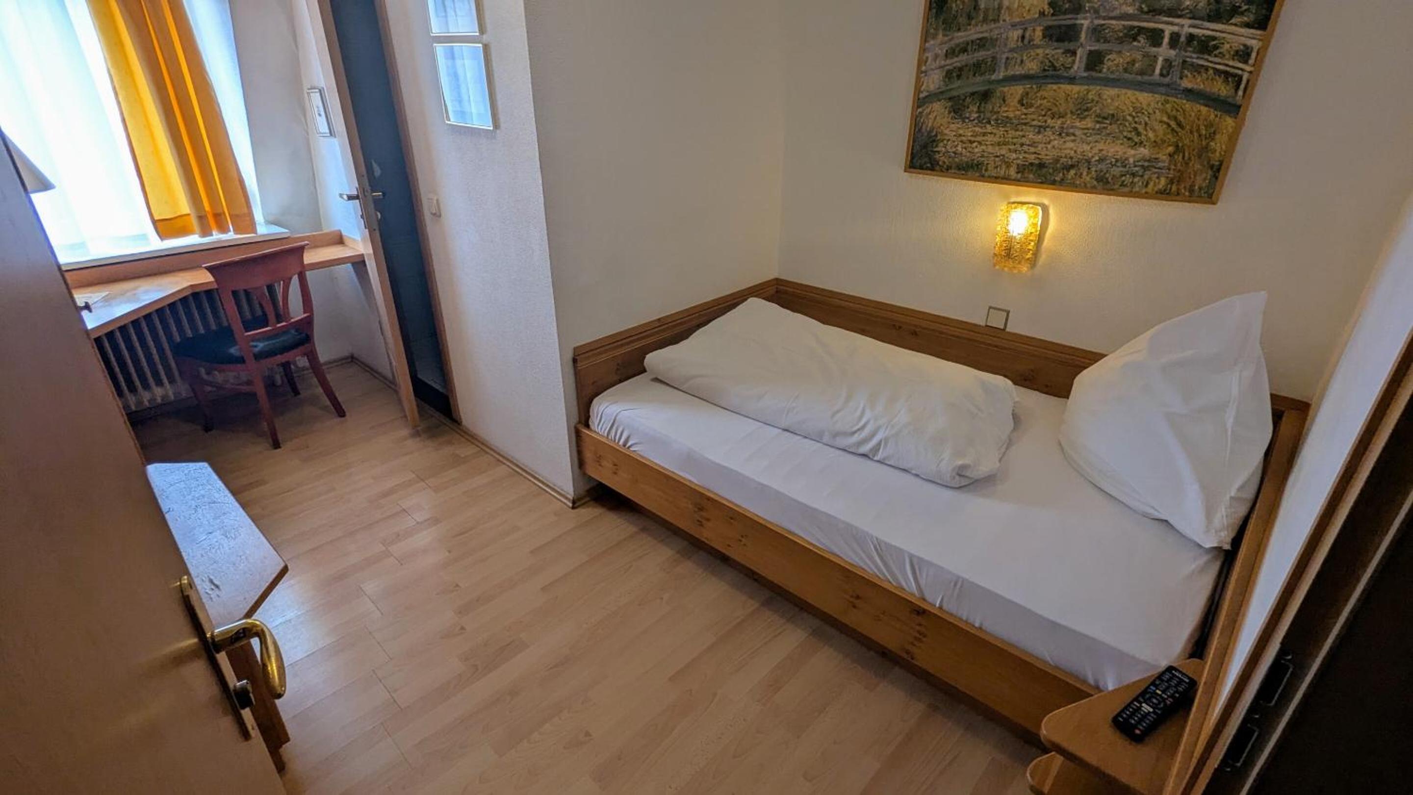 Single Room with Private Bathroom photo 2