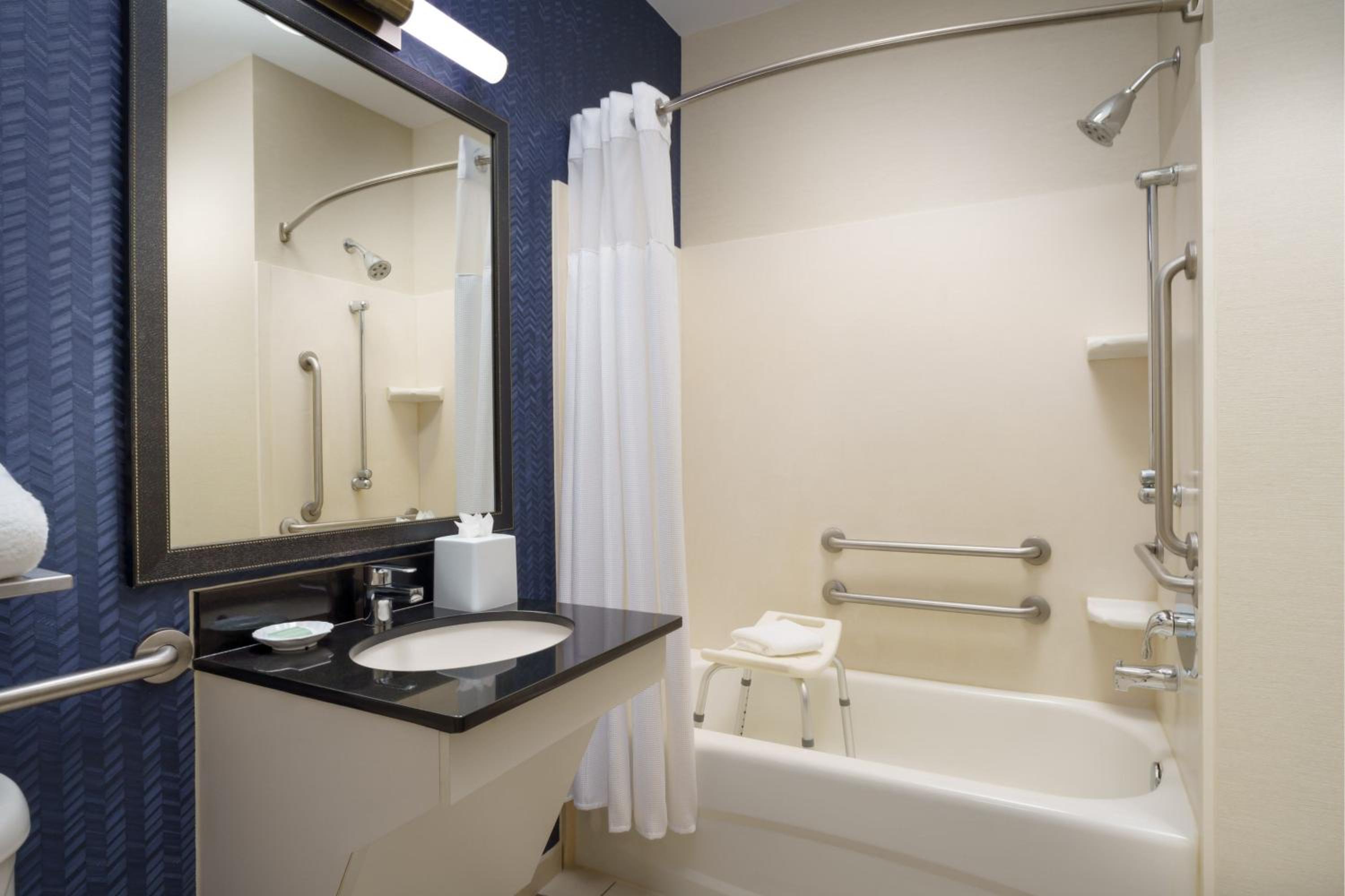 King Room with Roll-in Shower - Mobility Accessible - Photo 7