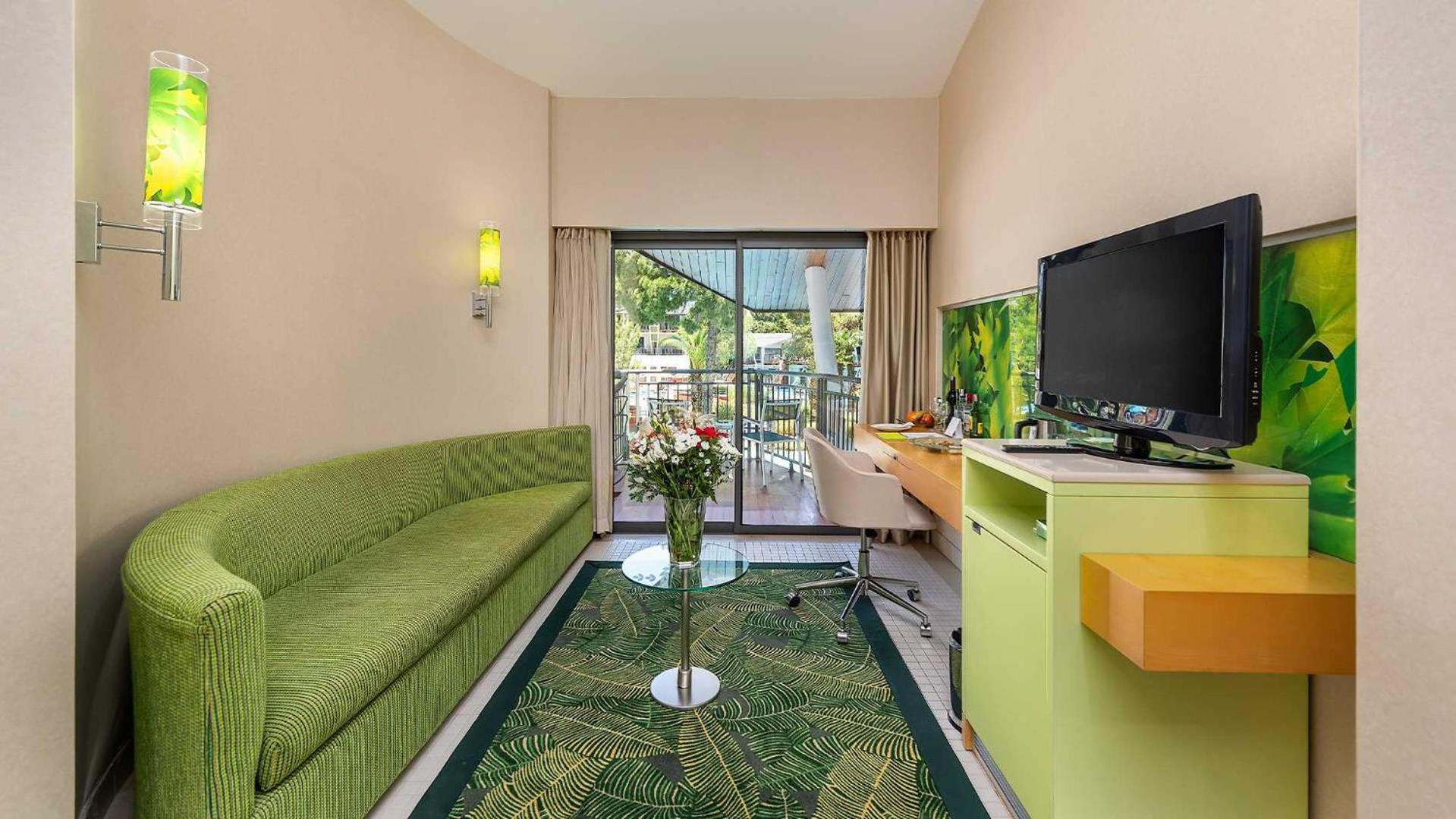 Junior Suite with Pool View photo 1