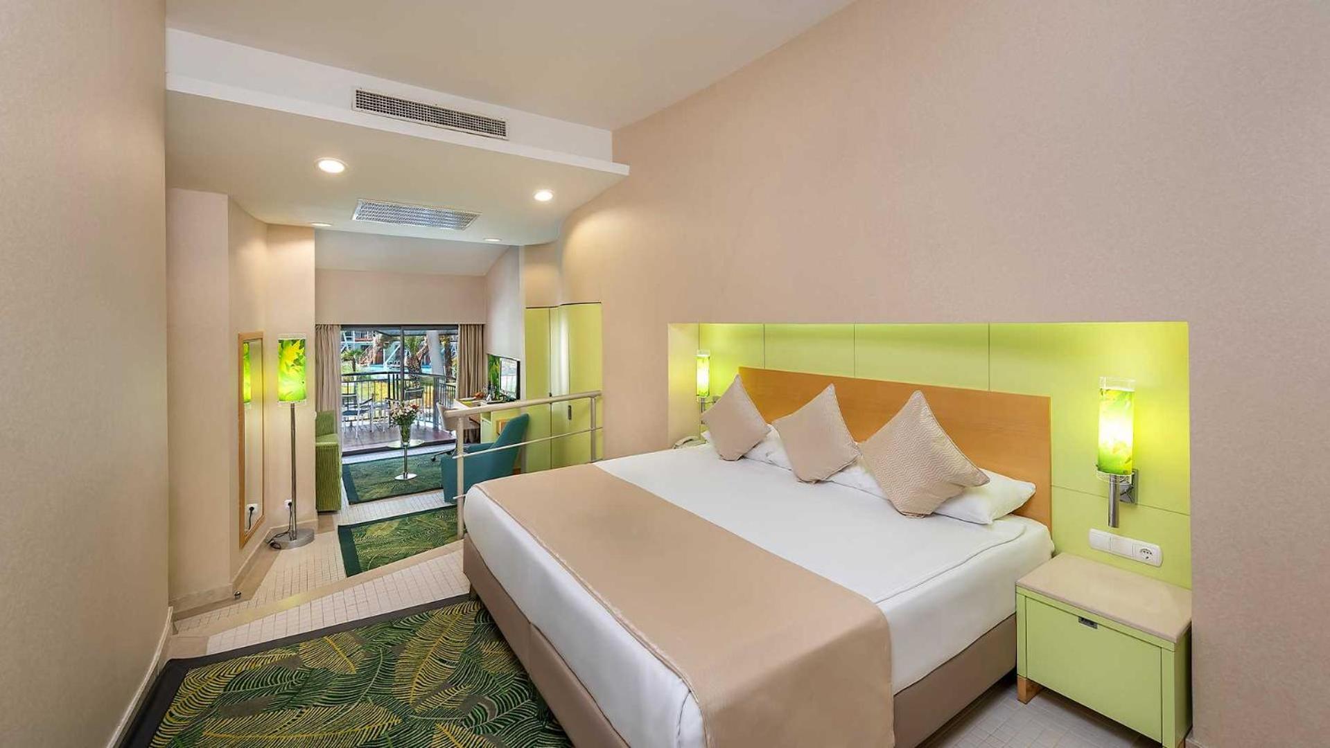 Junior Suite with Pool View photo 2