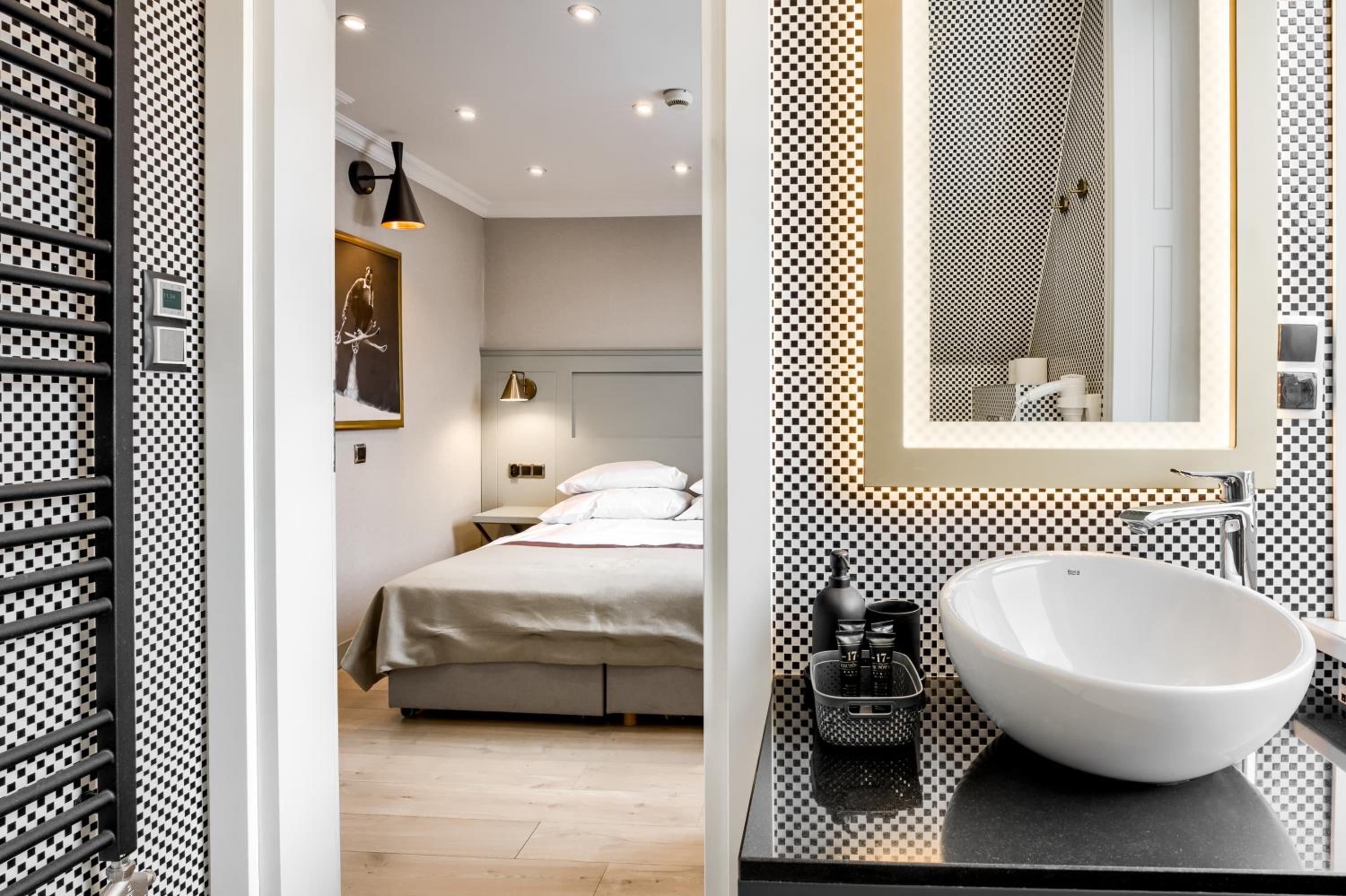 Standard Double Room thumbnail 5