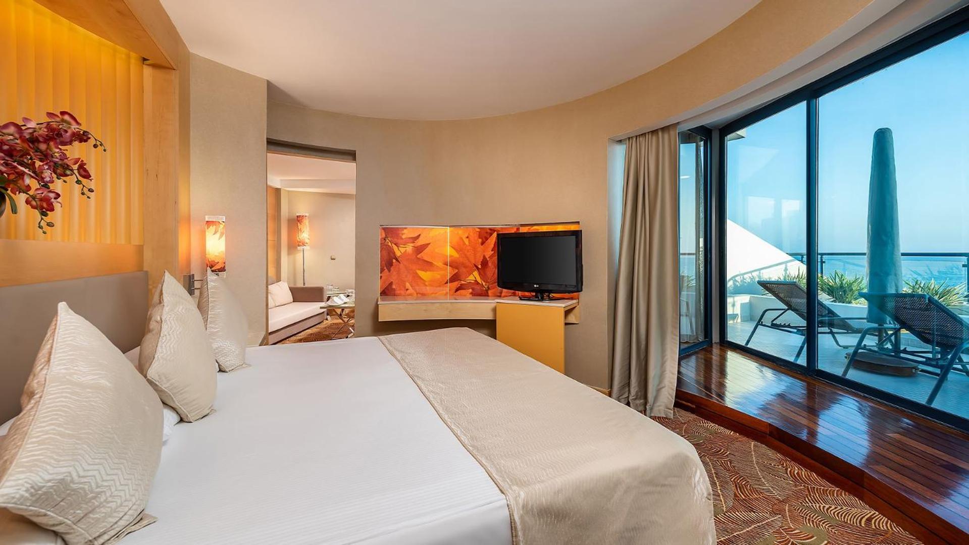 Deluxe Suite with Sea View photo 3