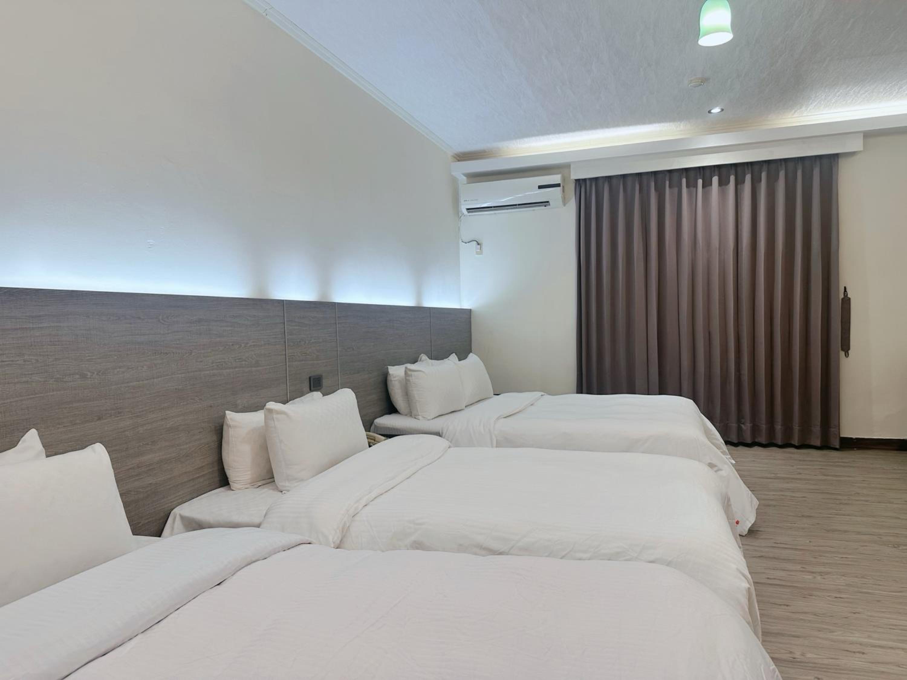 Quadruple Room with Bath photo 2