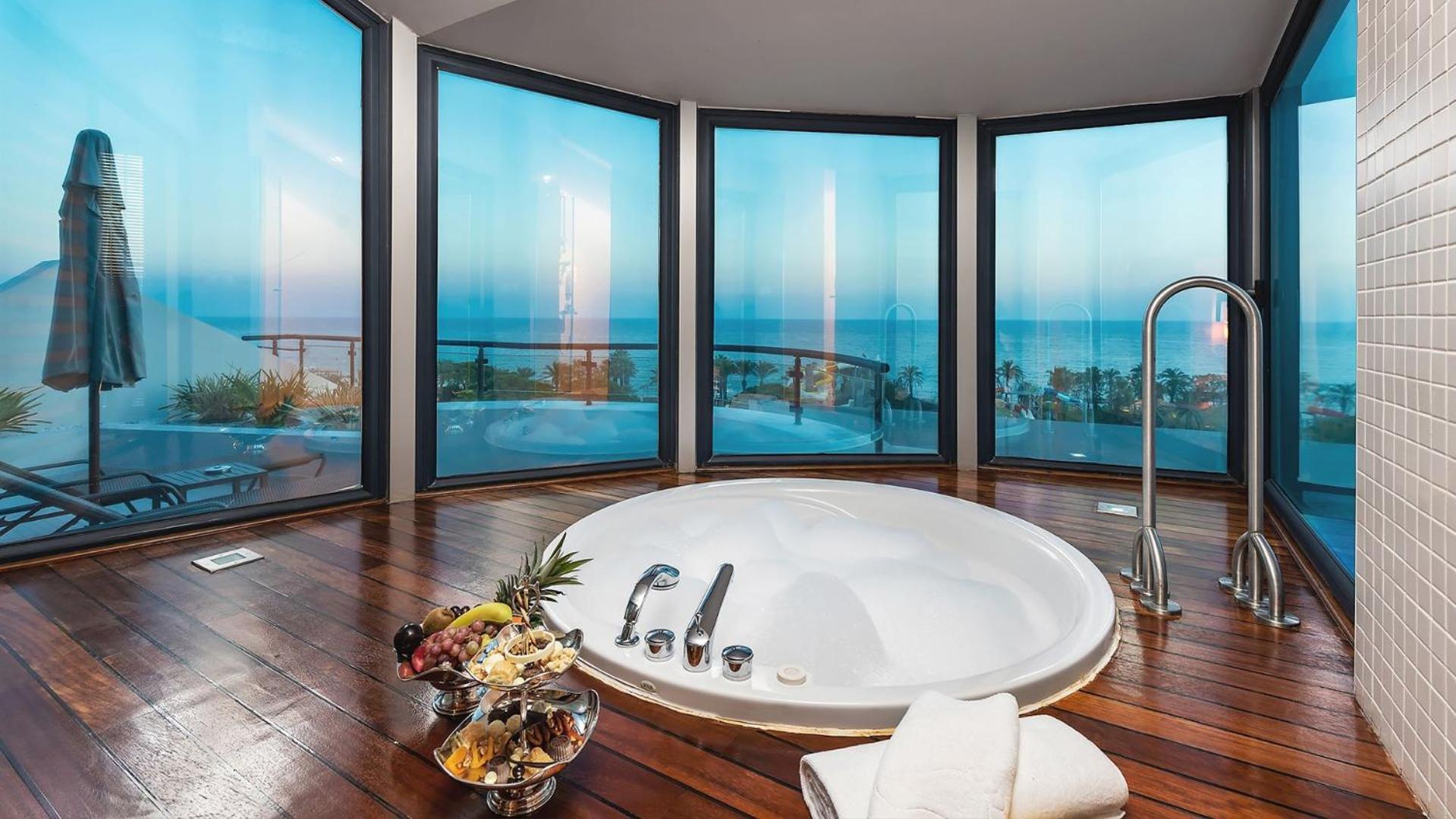 Deluxe King Suite photo 2