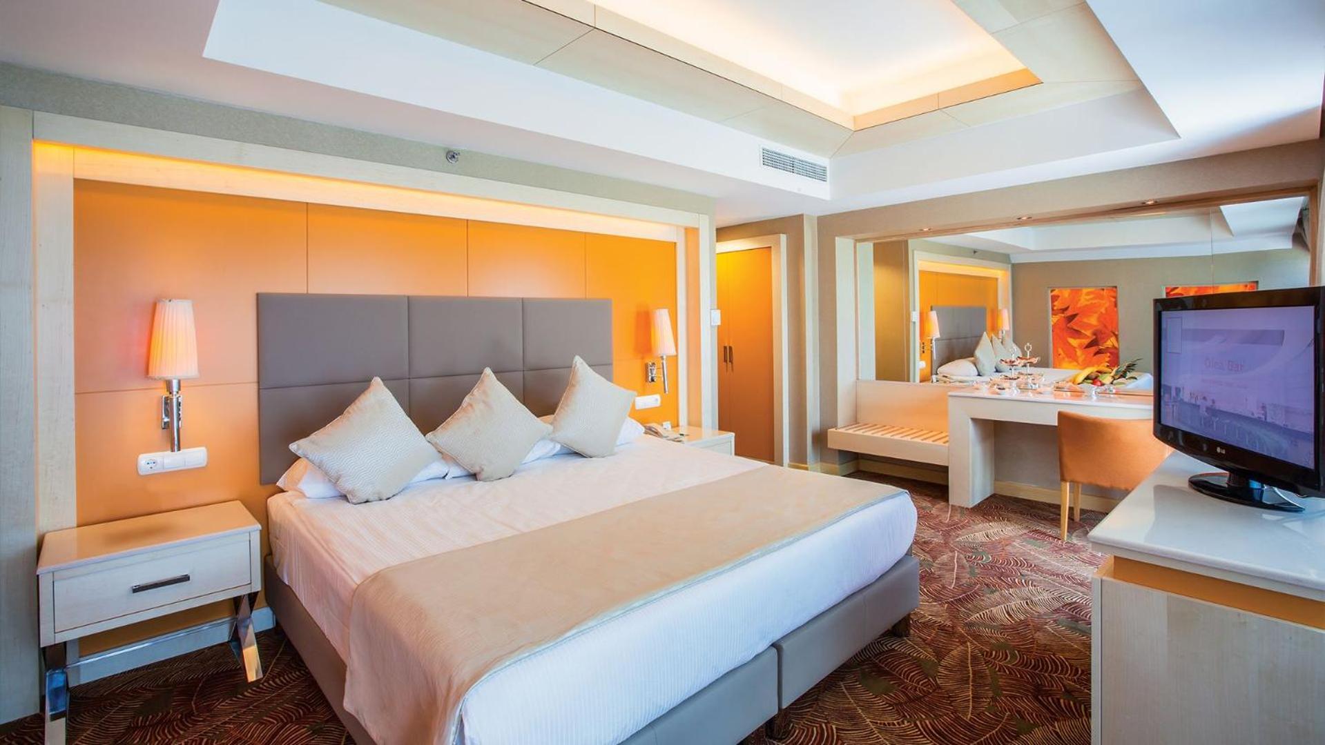 Deluxe King Suite photo 3