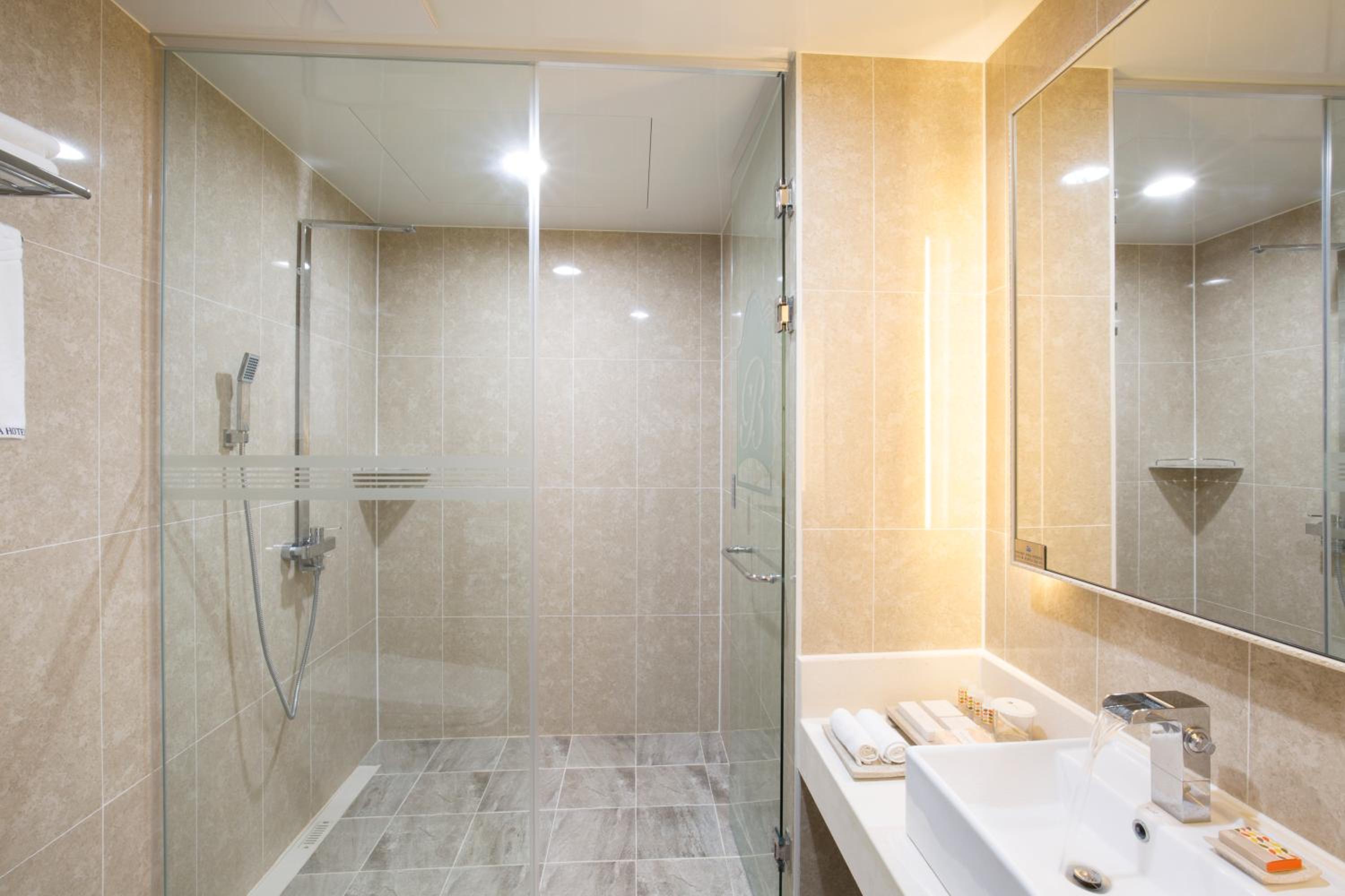 Staycation Offer - Free Room Upgrade from Standard Twin Room to Deluxe Twin Room photo 3