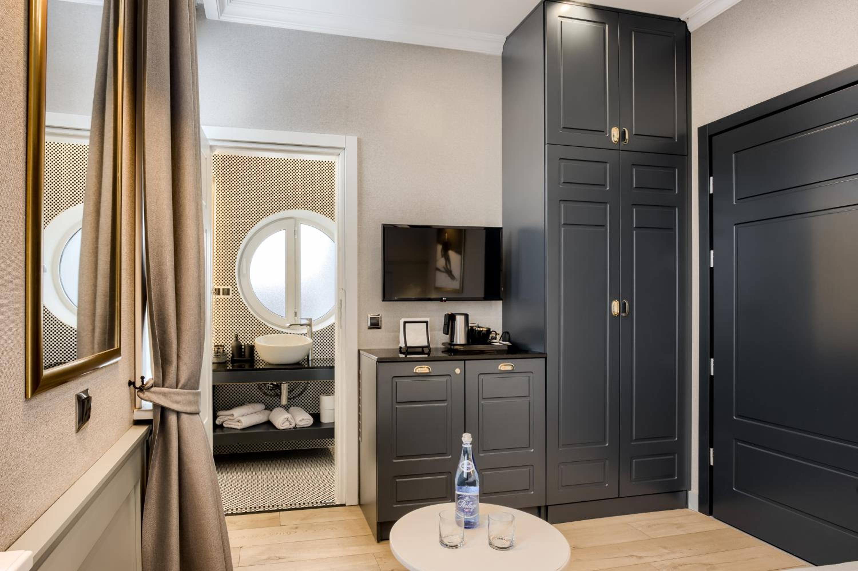 Standard Double Room thumbnail 6