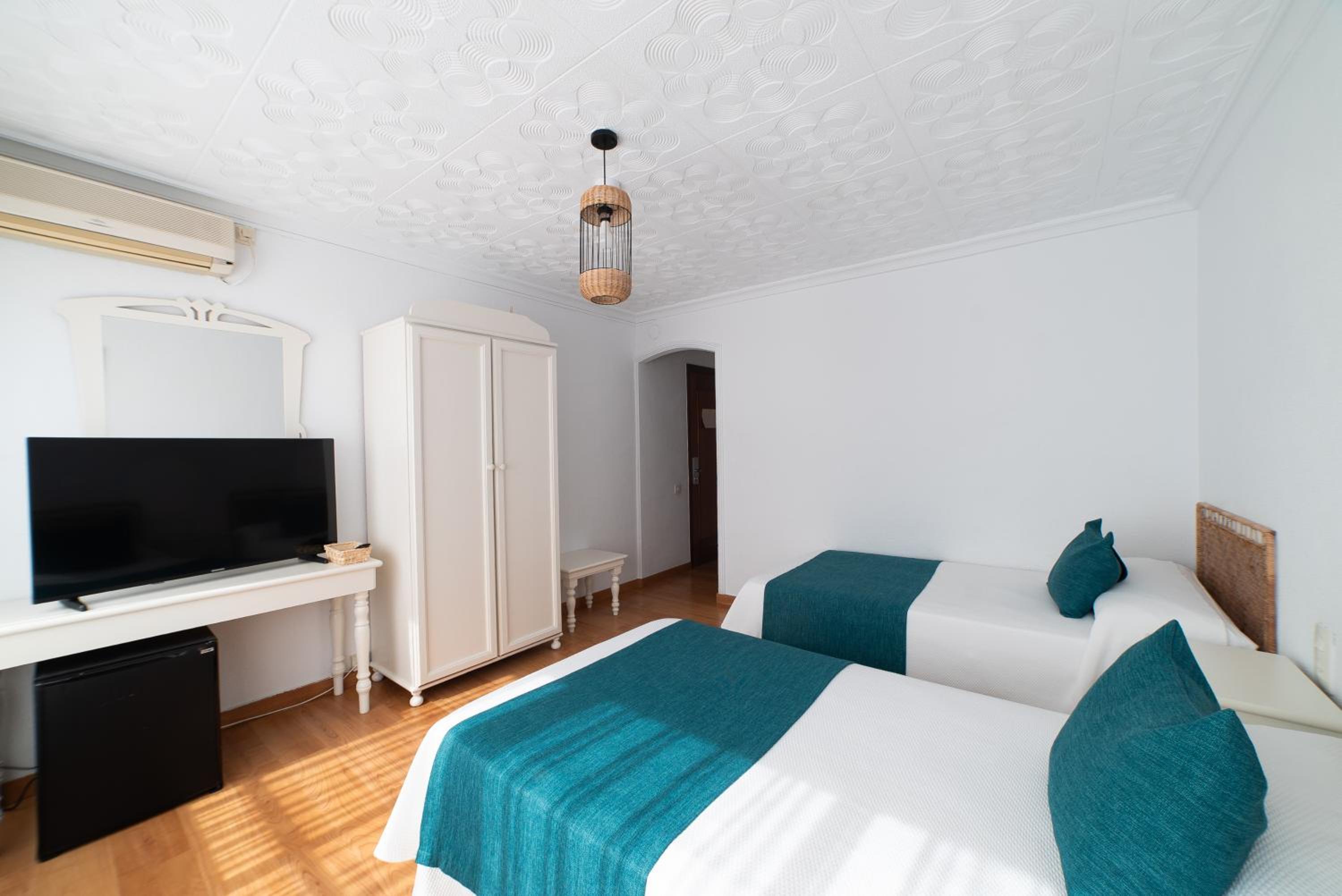 Twin Room - Photo 2