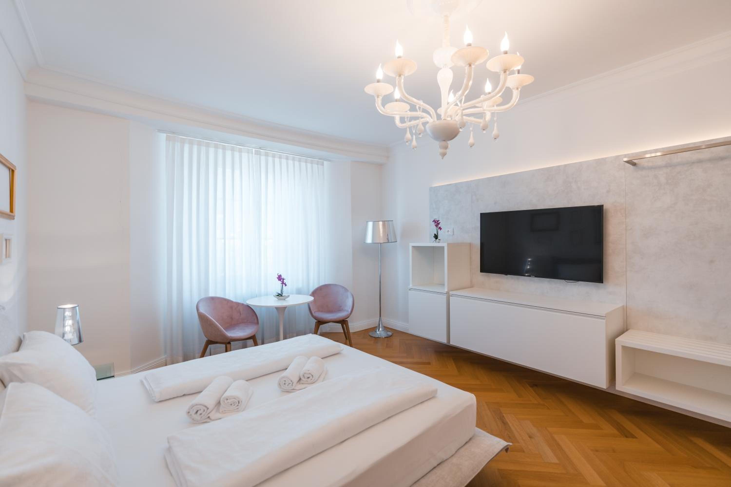Three-Bedroom Premium Apartment with Balcony photo 1