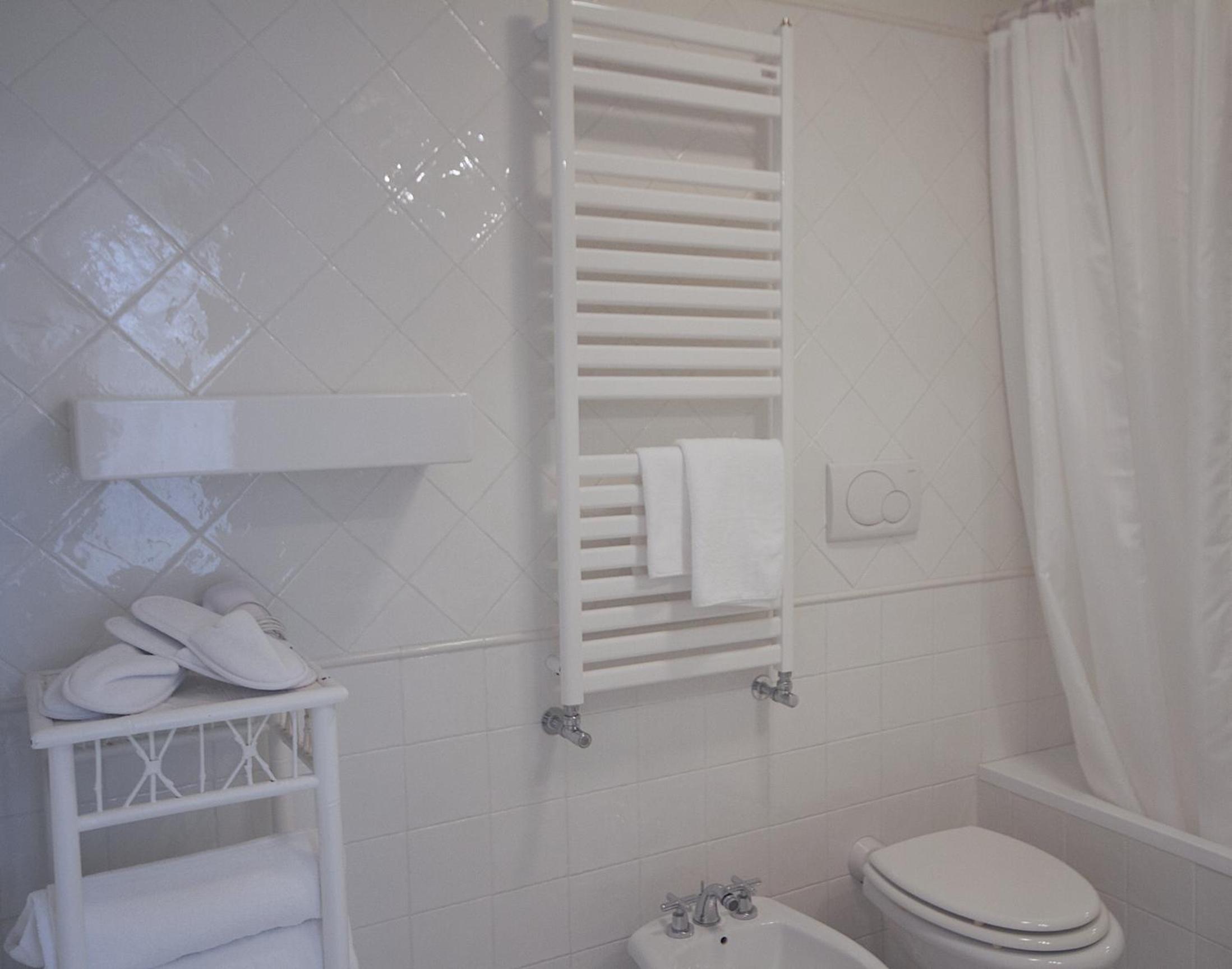 Double Room with Lake View - Photo 3