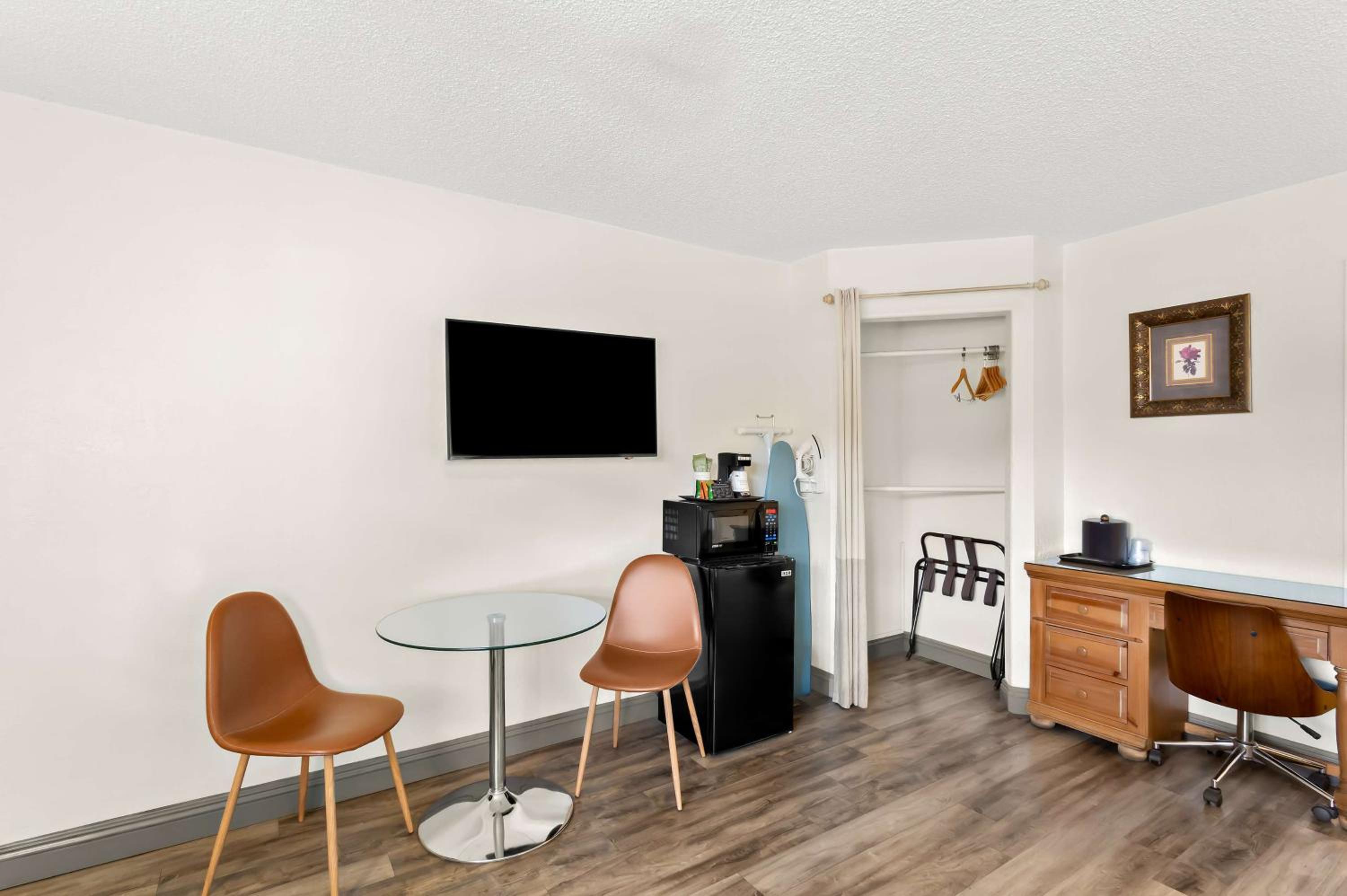 Queen Room with Two Queen Beds and Roll-In Shower - Disability Access/Non-Smoking