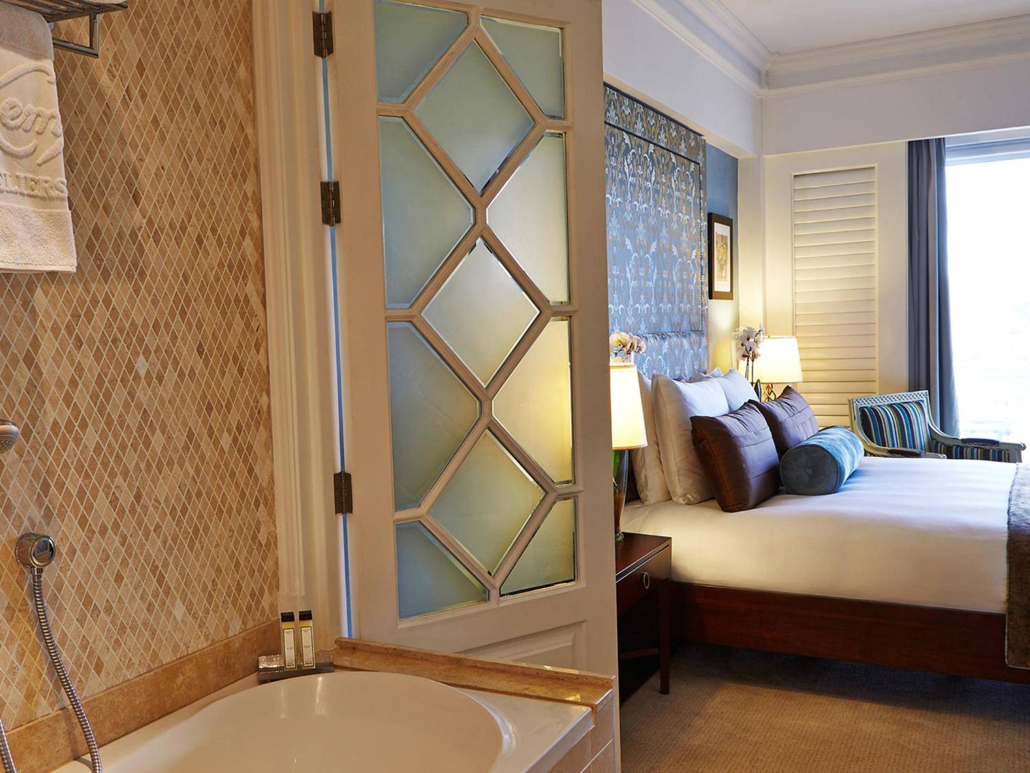 Balcony Deluxe King Room