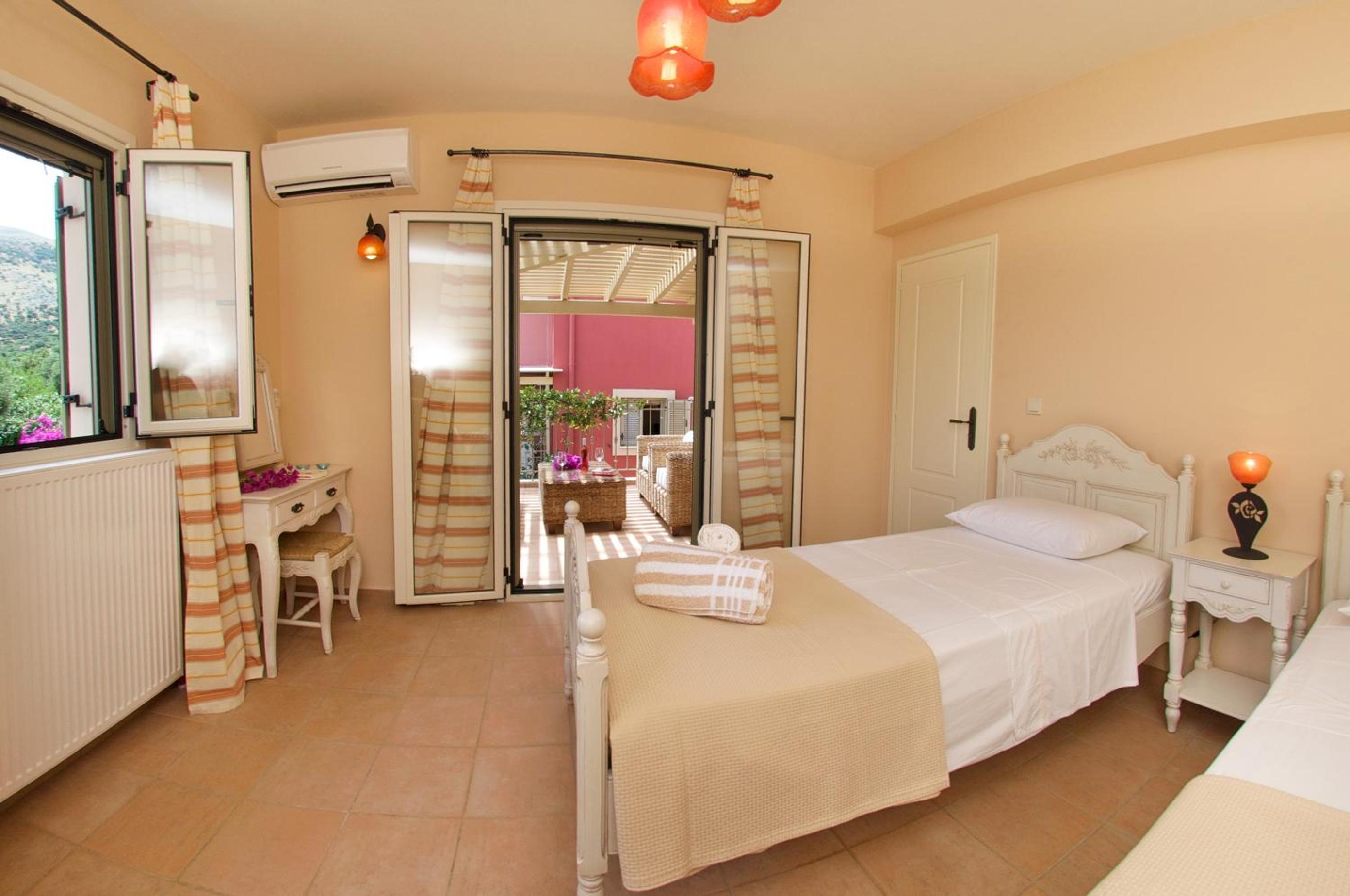 Two-Bedroom House (no pool) photo 3