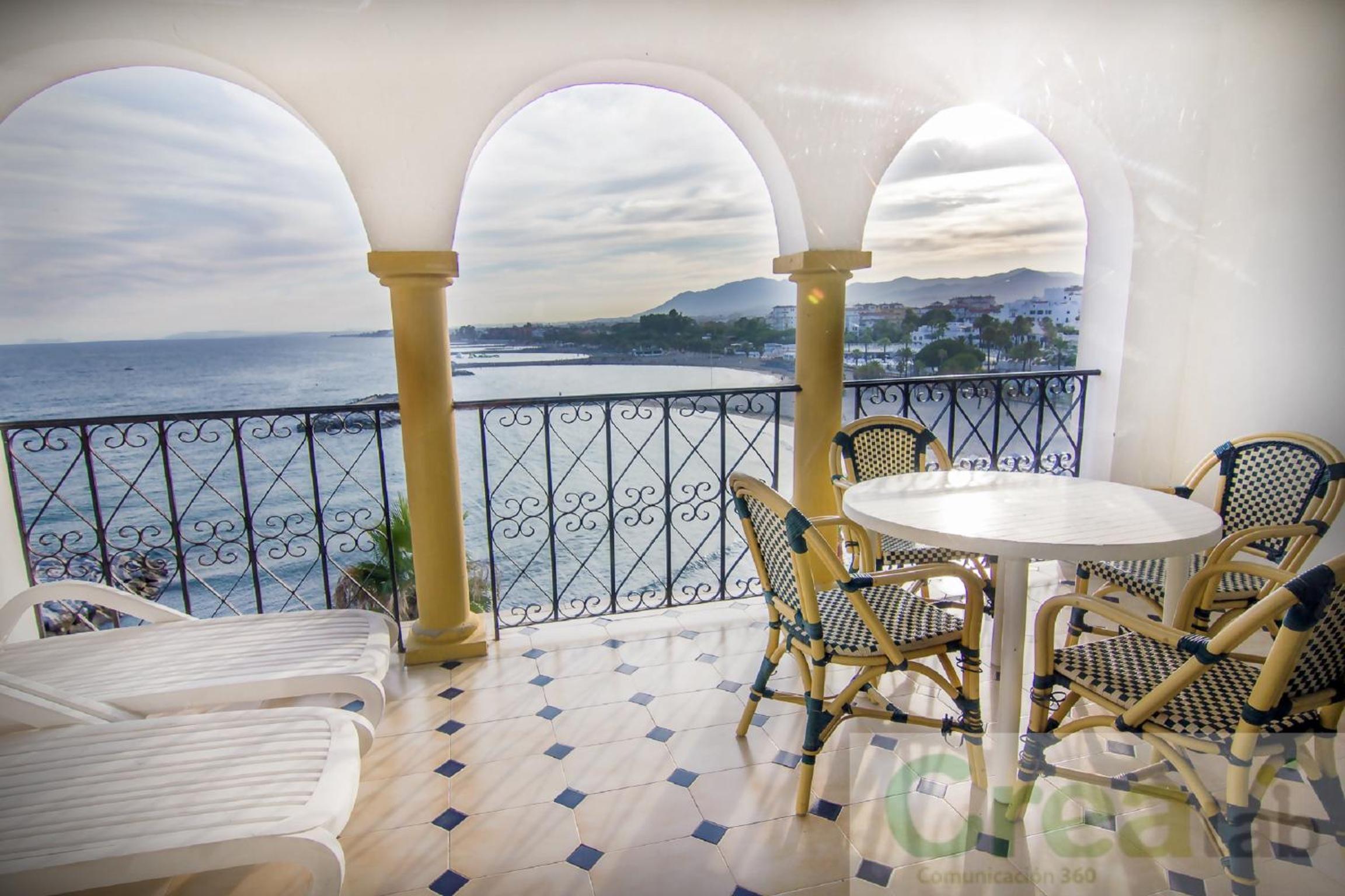 Three-Bedroom Apartment with Sea View (6 Adults) - Photo 3