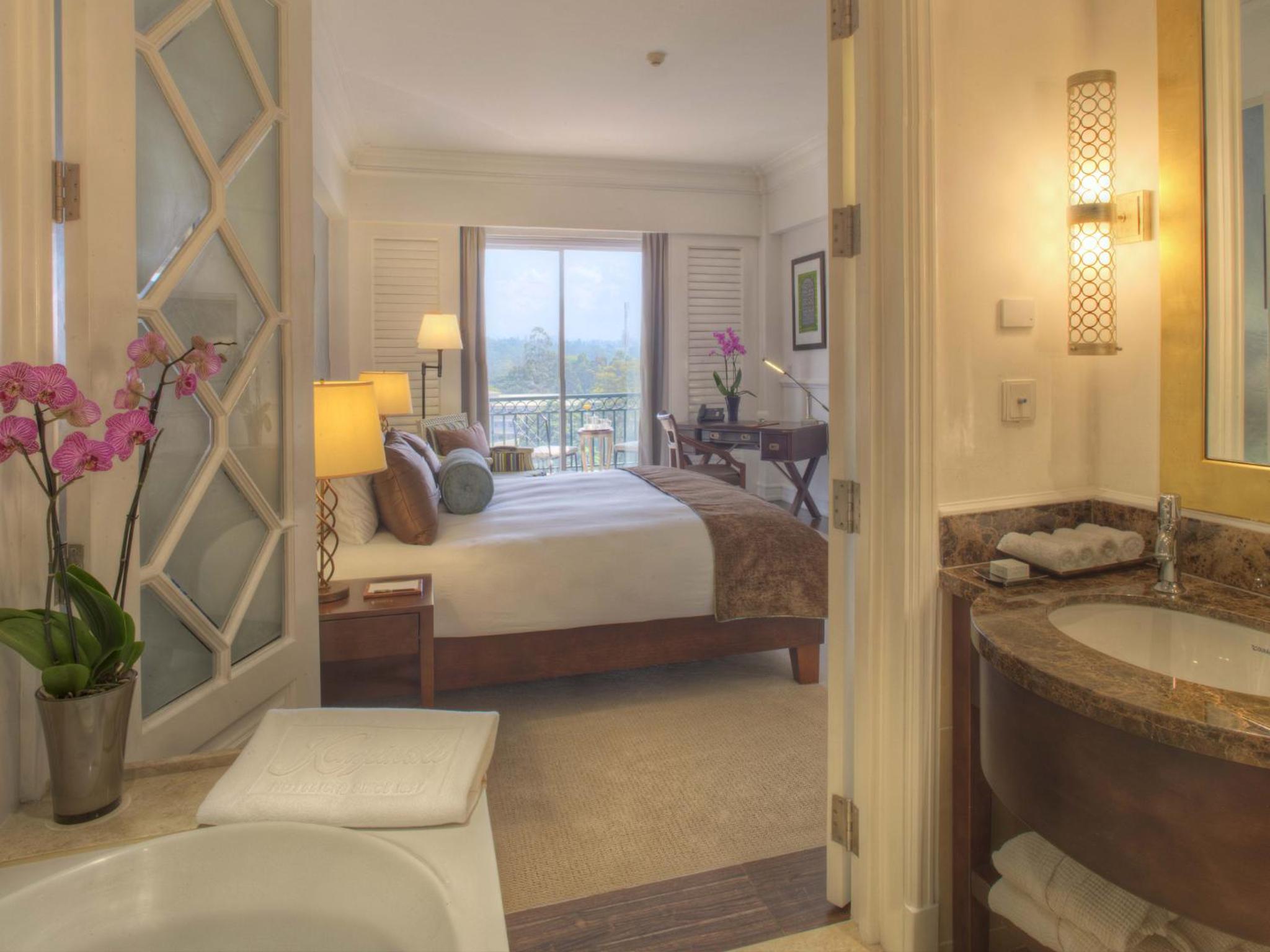 Balcony Deluxe King Room photo 2