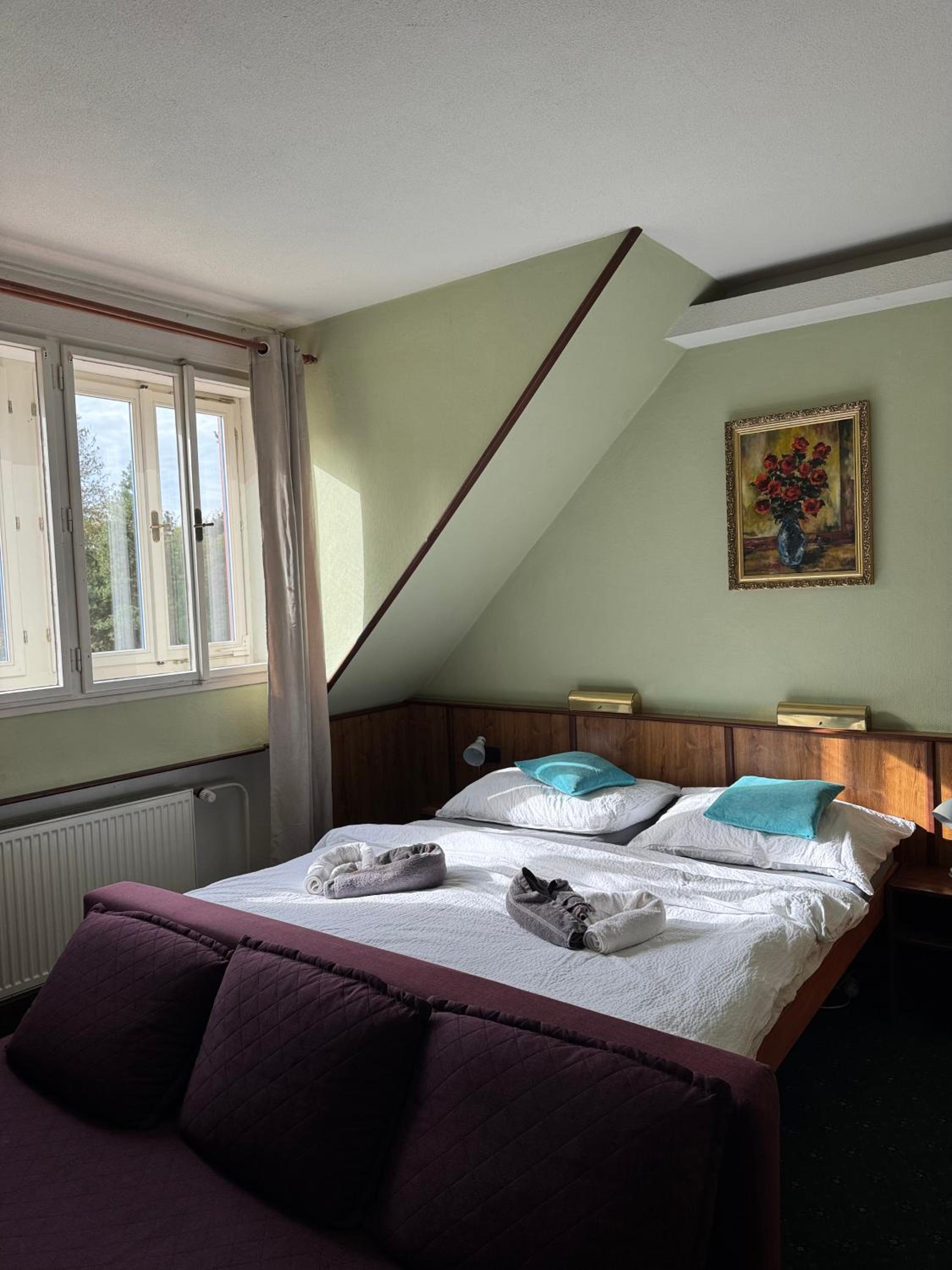 Double or Twin Room with Private Bathroom photo 3