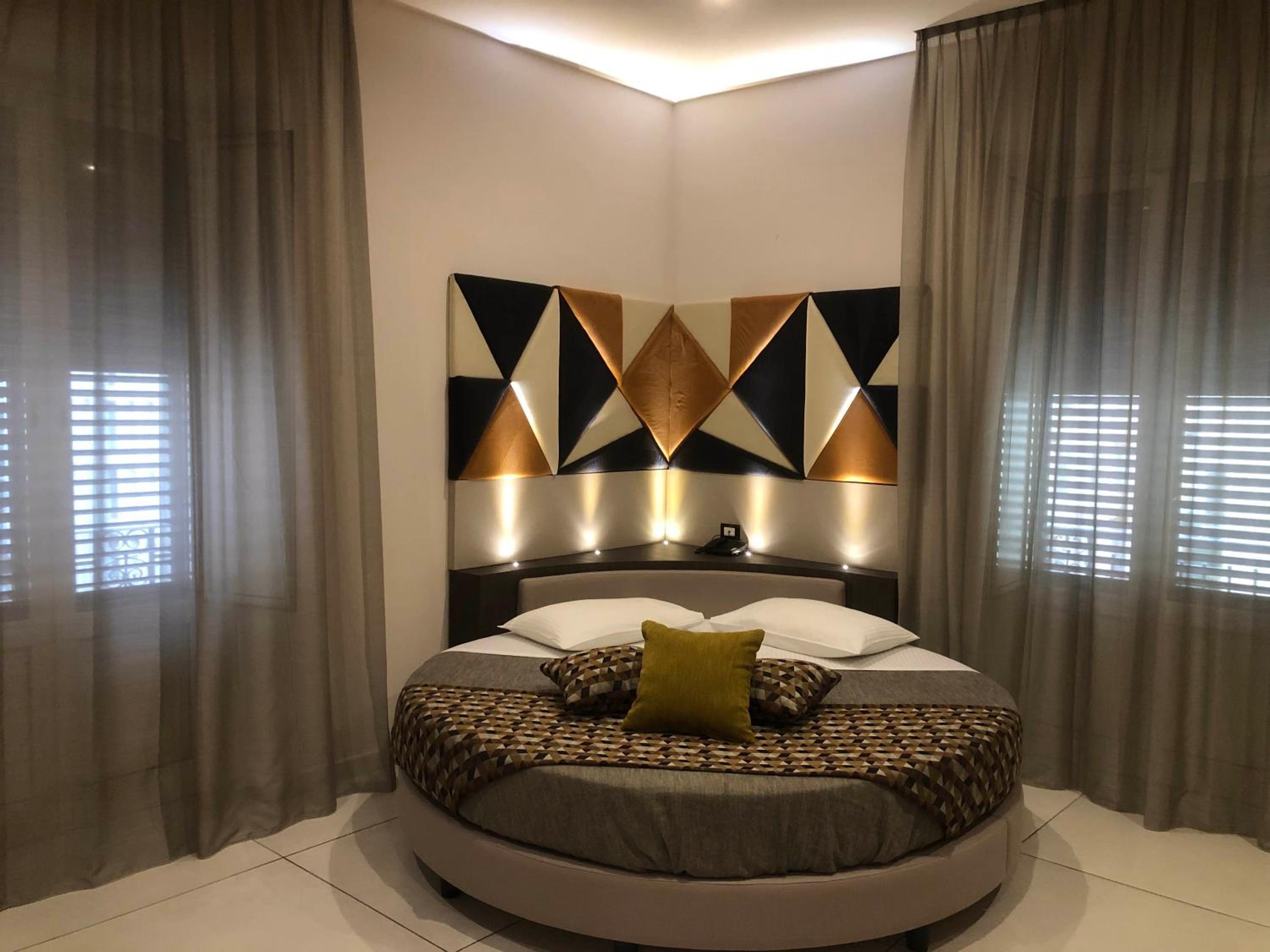 Junior Suite with Balcony - Photo 4