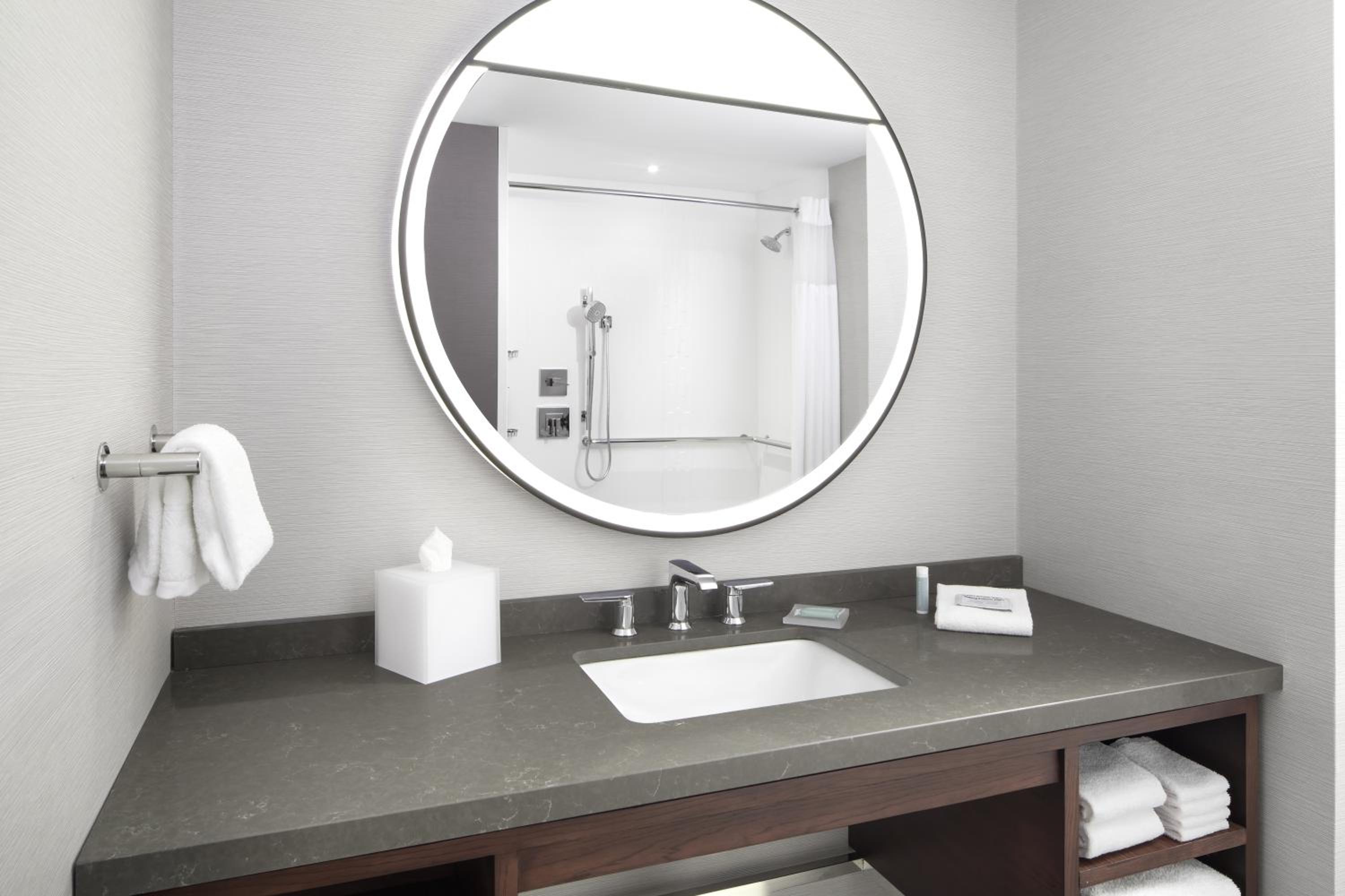 Standard Queen Room with Two Queen Beds and Tub - Mobility and Hearing Accessible photo 3
