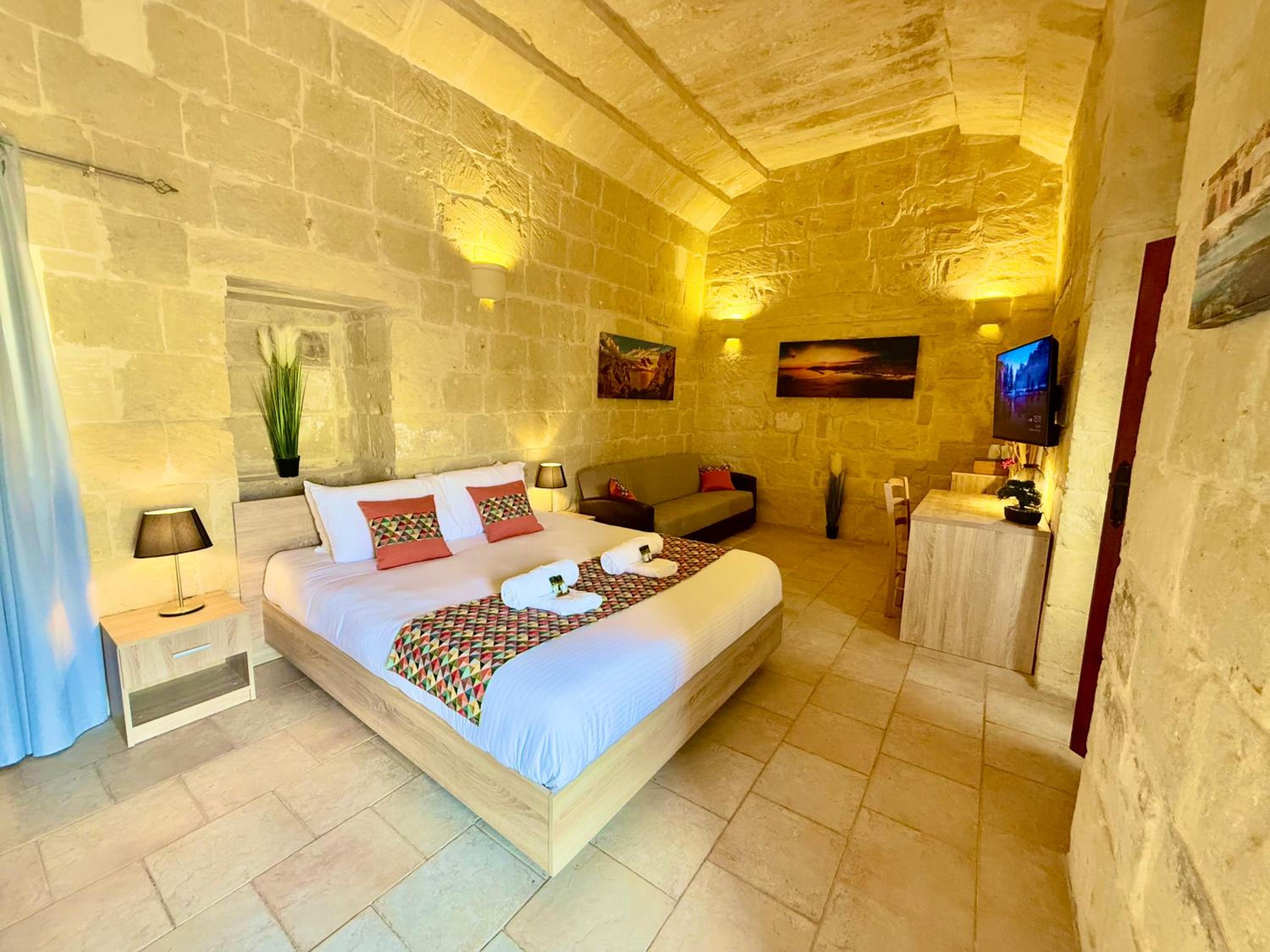 Deluxe Double Room (2 Adults + 1 Child) - Photo 1