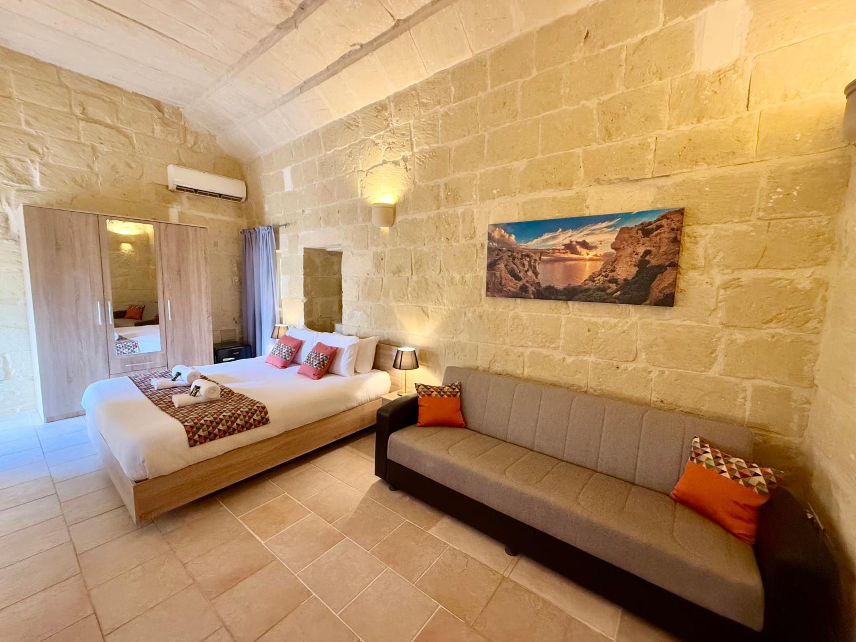 Deluxe Double Room (2 Adults + 1 Child) - Photo 3