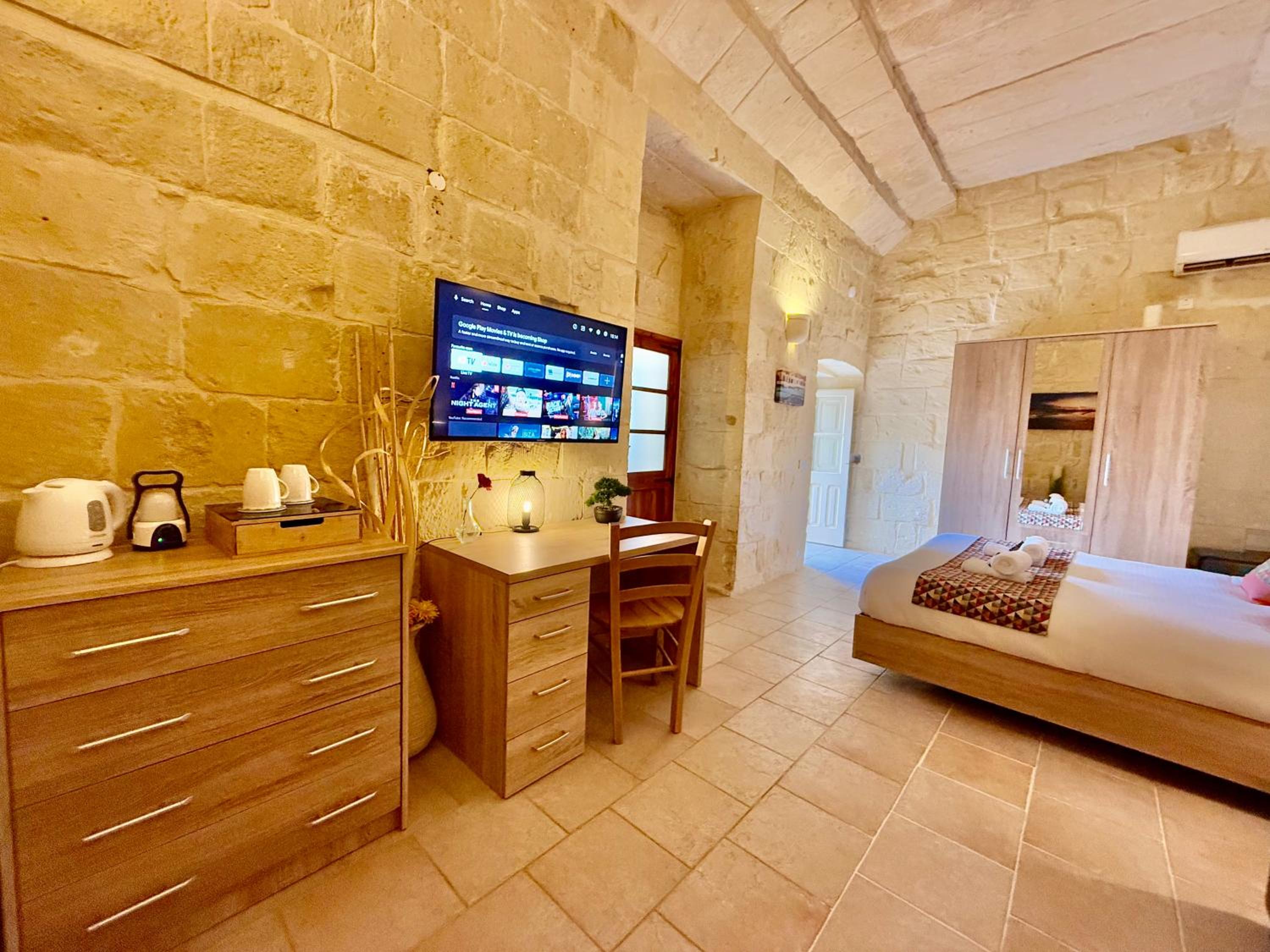 Deluxe Double Room (2 Adults + 1 Child) - Photo 5