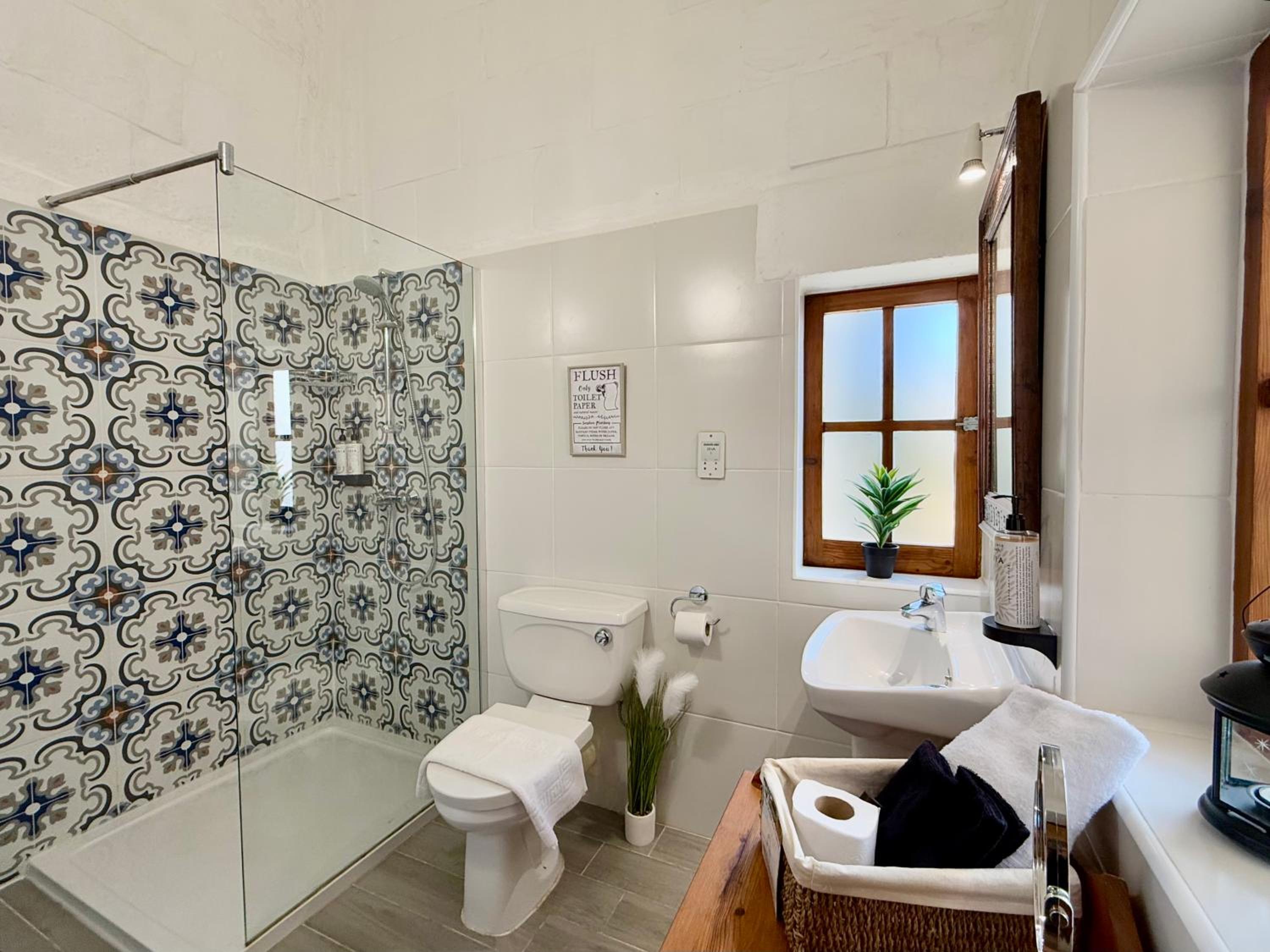 Deluxe Double Room (2 Adults + 1 Child) - Photo 7