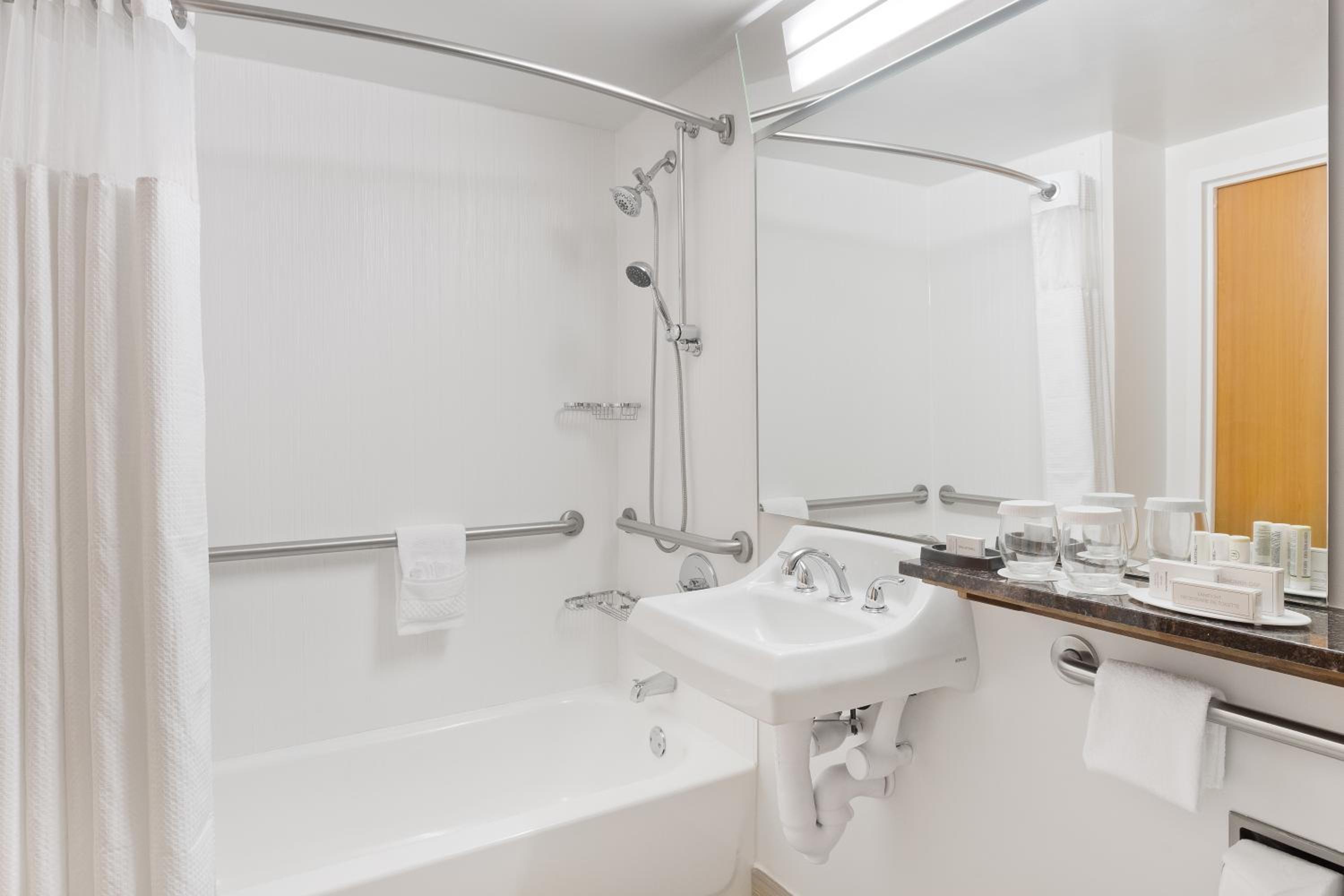 Large King Room with Sofa Bed and City View - Mobility/Hearing Accessible with Tub