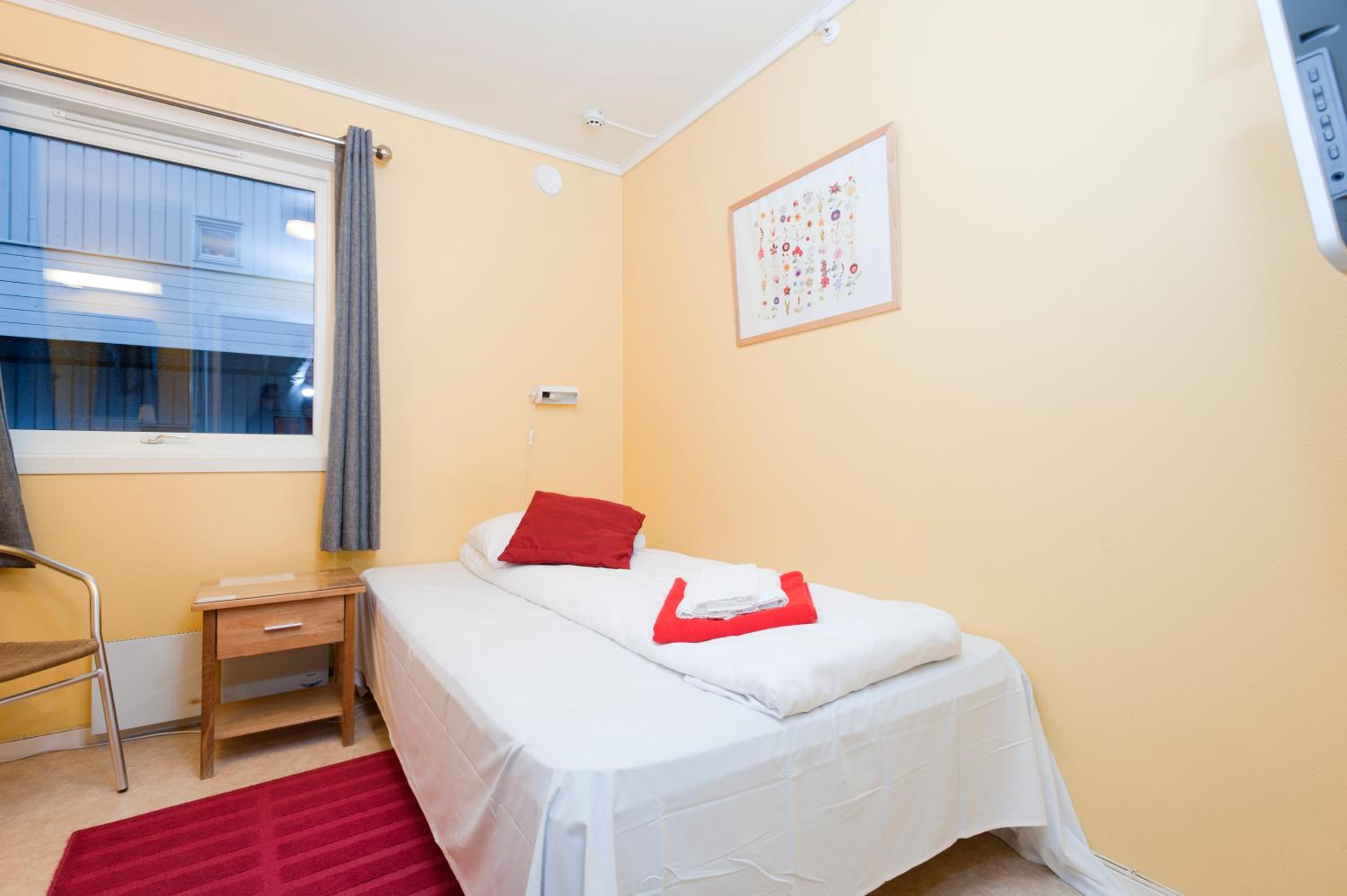 Single Room with private shower and shared toilet photo 2