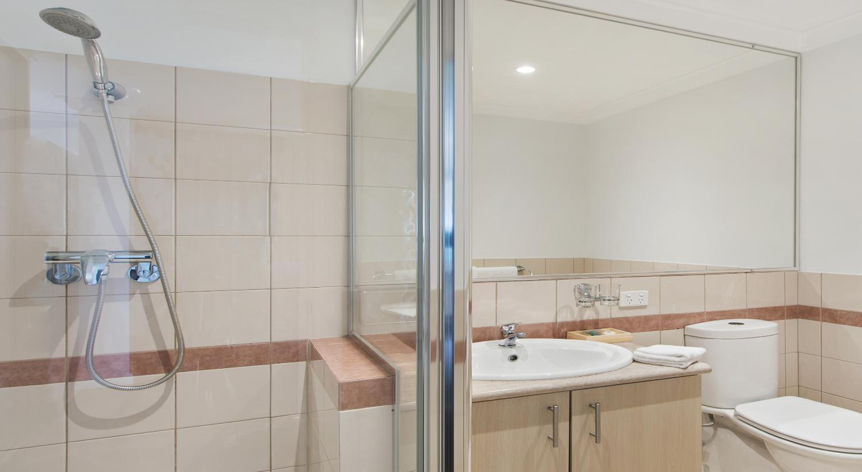 Classic One-Bedroom Suite thumbnail 6