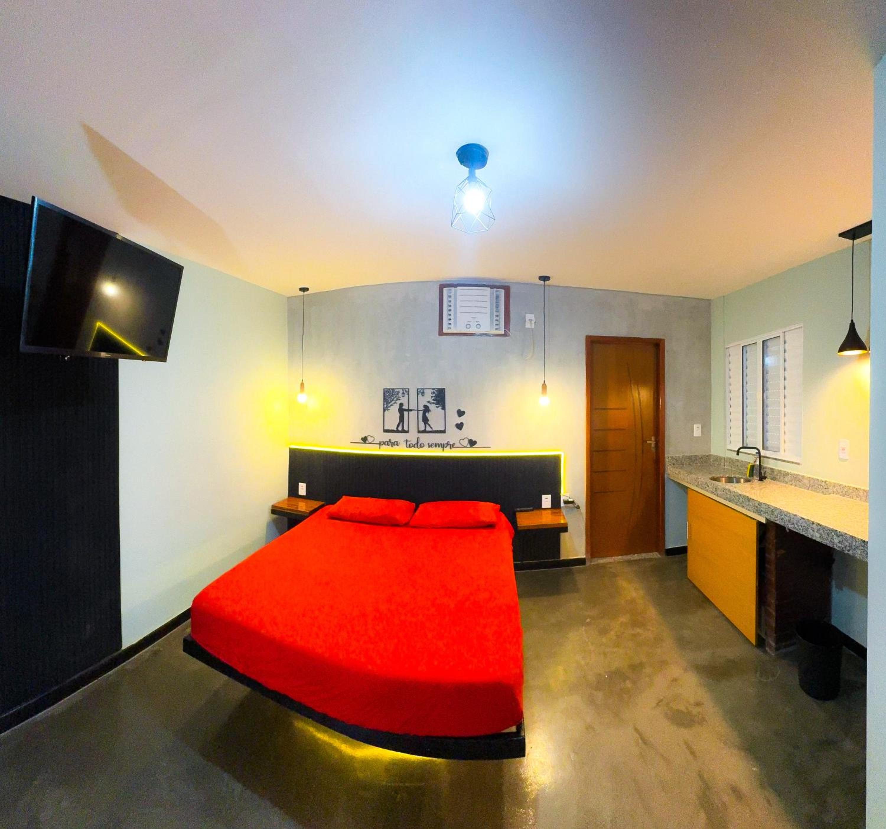 Deluxe Queen Suite - Photo 5