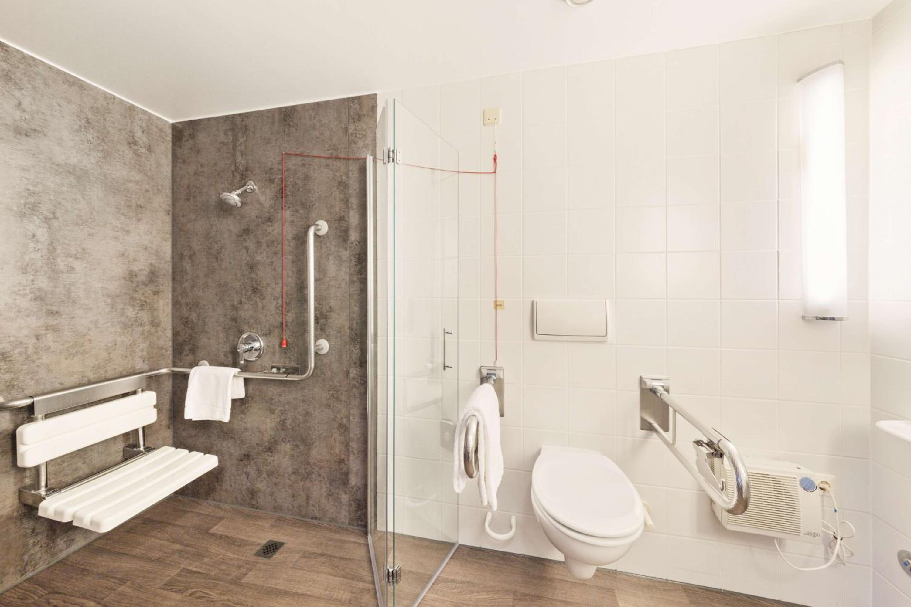 Queen Room with Roll-In Shower - Disability