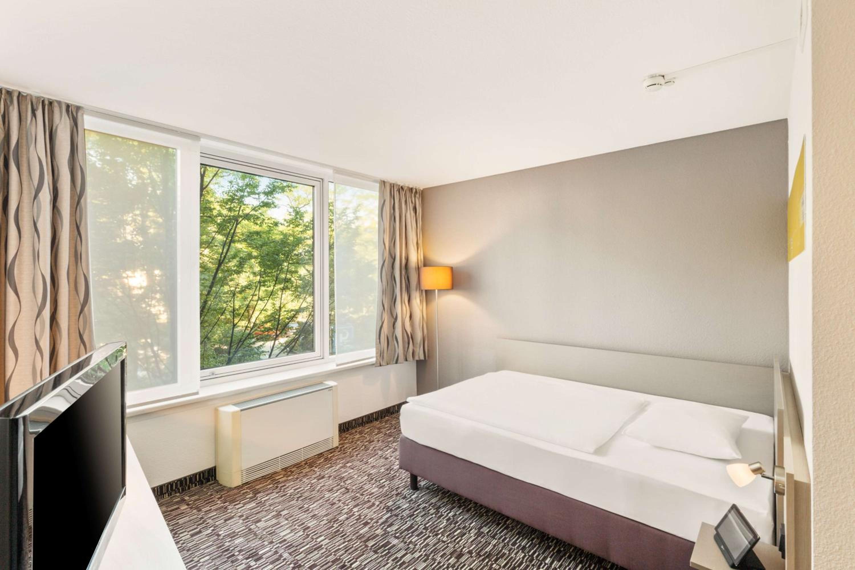 Queen Room with Roll-In Shower - Disability