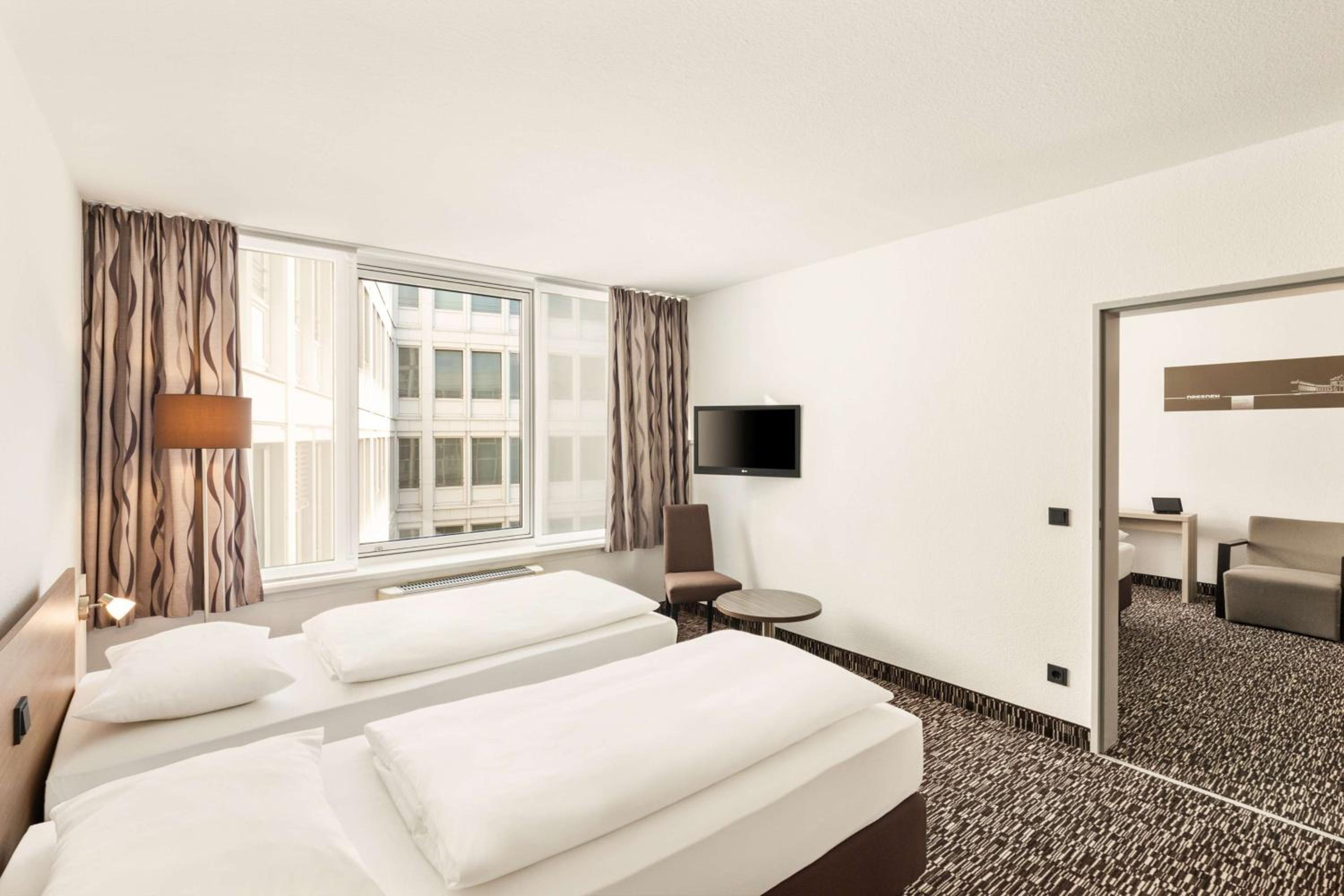Two-Room Family Room with One Double and Two Single Beds - Photo 4