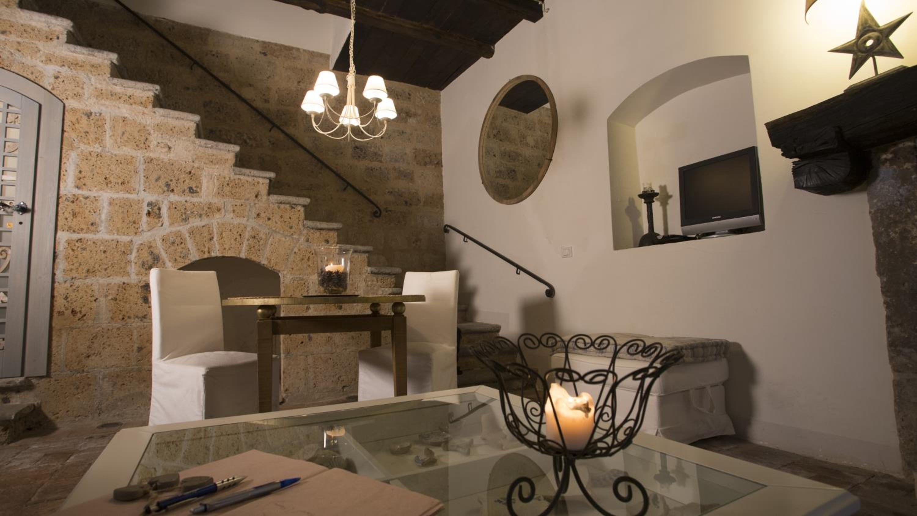 One-Bedroom Apartment - Photo 1
