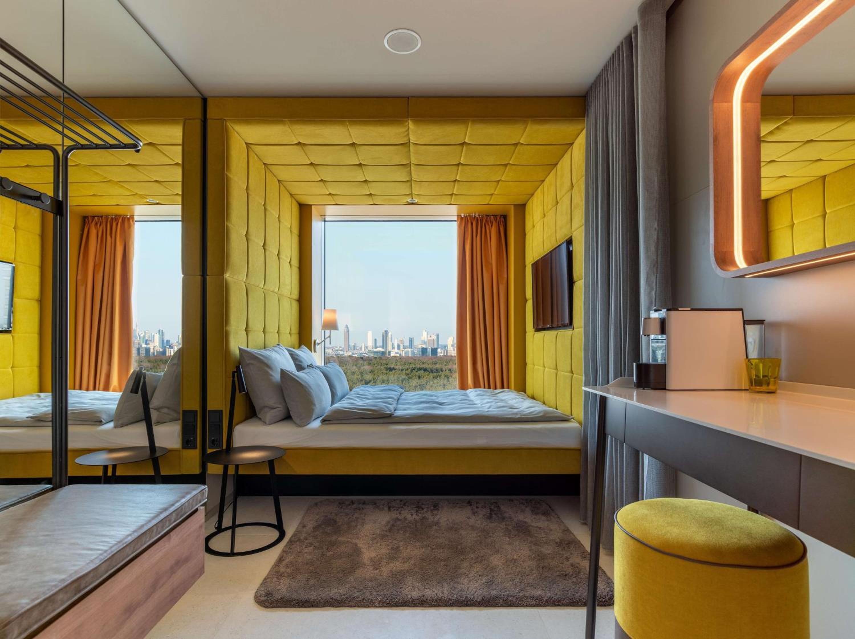 Smart Room - Skyline View - Photo 1