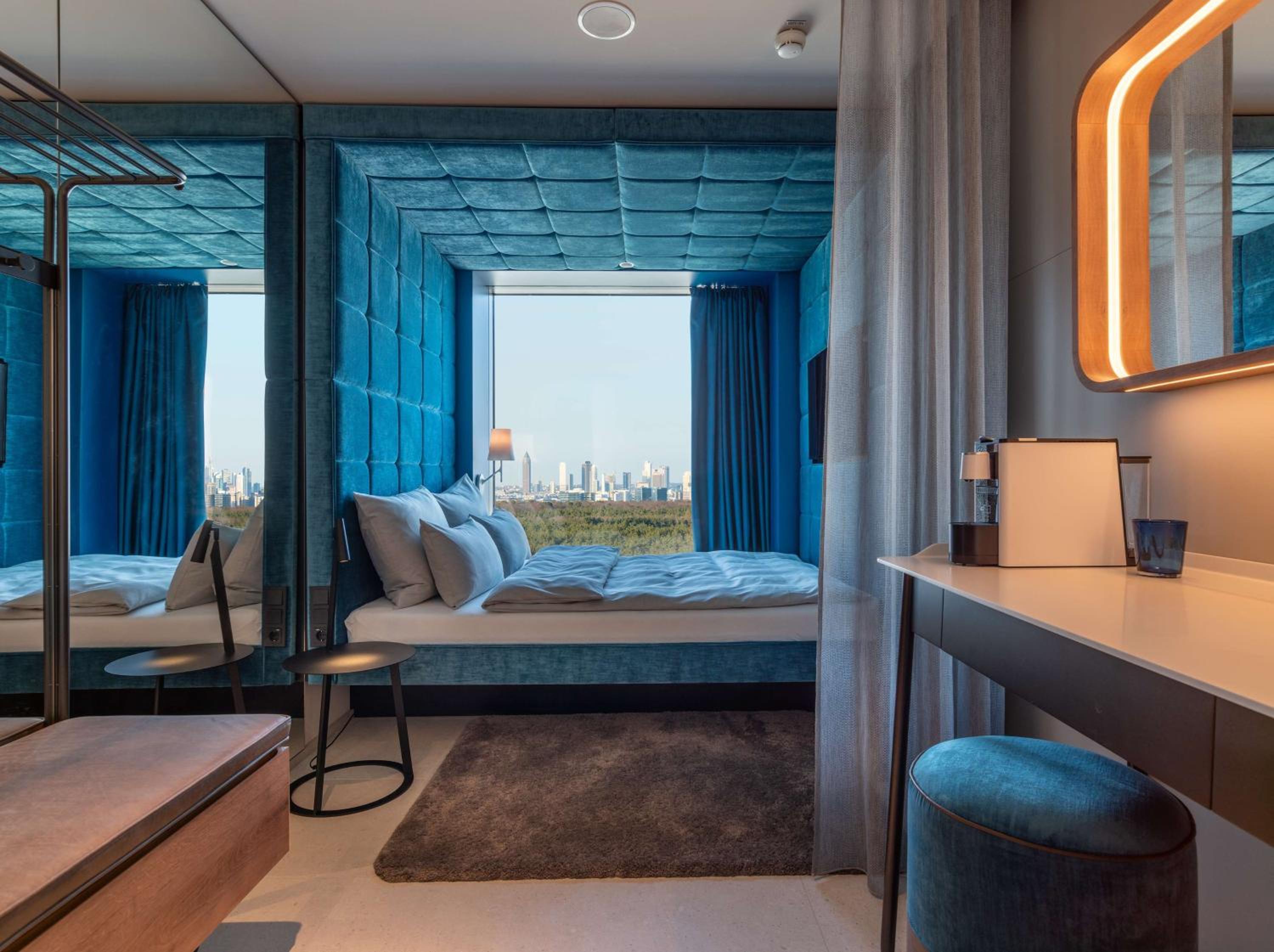 Smart Room - Skyline View - Photo 2
