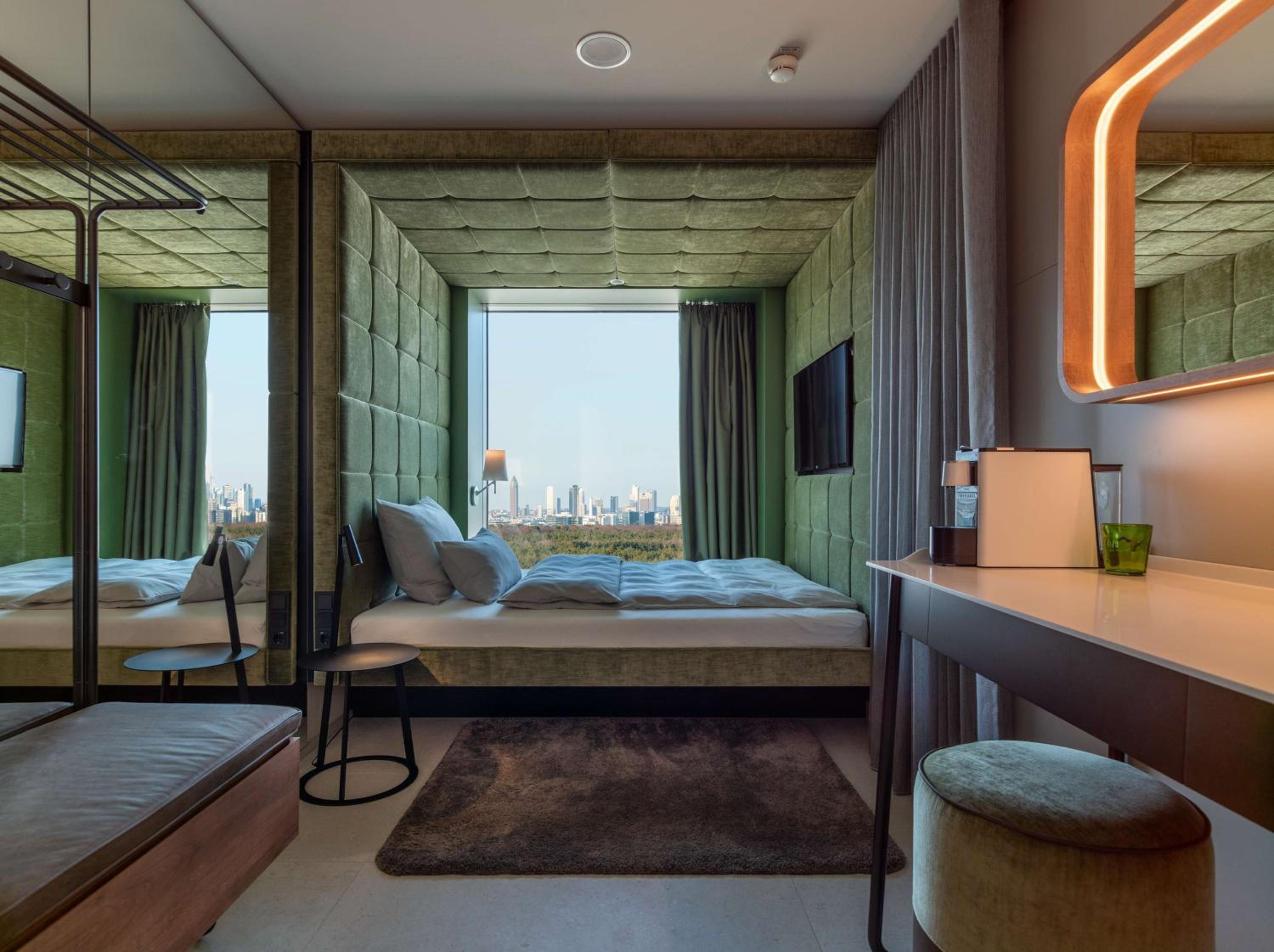 Smart Room - Skyline View - Photo 3